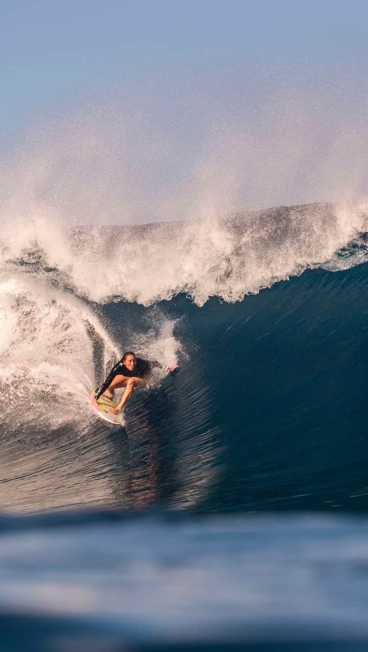 カリッサ・ムーアのインスタグラム：「Grateful to hold onto the #1 seed going into the finals day at Lowers and provisionally qualify for the 2024 Olympics. It really is a dream come true🙏🏼❤️  I’ve had six heats out at Teahupo’o so far and not one have I felt in rhythm with myself or the wave. Regardless of the result, stoked on the few nice barrel visions and making some progress in between heats. I’m looking forward to putting in more time here until I figure it out 🙃 Māuruuru to the people of Tahiti for having us and @ahiotomoua for making it feel like a home away from home. Massive congratulations to @caroline_markss @caitysimmers @jackrobinson72 @gabrielmedina 👏 What a finish. Another season done and one more event to go!  Thank you to @cjhobgood_ Hubby @caylakmoore @badboyryry_ @traxel @peter.h.hamblin @rominechiropractic @tahuraihenry @redbullsurfing @hurley @matt_biolos @fcs_surf @cpb_hawaii @ouraring @sunbum @gomacro all my family, friends @estateliquidatorshawaii @chris101563 @_edoggie @dr.zimbra for your continued love and support ❤️ Couldn’t do it alone.   Video: @duerrdot」