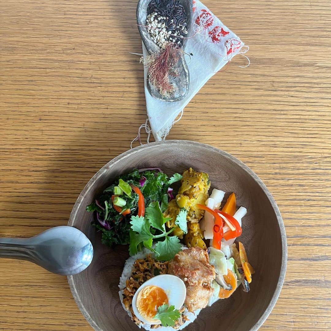 Pho 321 Noodle barさんのインスタグラム写真 - (Pho 321 Noodle barInstagram)「📻:::our friday starts here  August 18th 18 Août here’s our in-flight meal box/plate for beautiful neighbors/fighters/feathers  ・Vietnamese fried chicken:米粉の鶏の唐揚げ🇻🇳 ・fish:roast mackerel flakes w/Korean red chili paste焼き鯖のコチュジャンソース和え🇰🇷🌶  日替わりデリは「大根とパプリカのチャイニーズピクルス」「シンシア&アンデスレッド🥔🌋のサブジ」からスタート。  プレートはfish plateに唐揚げ1 pieceのせ　デリ1種(サブジ)大盛りのperfect styleです✈︎✈︎  phoのsoupで炊いた宮崎　@cococujp の自然麦とタイ🇹🇭の黒米入りジャスミンライスは　少し食欲のない夏でもさらさらと胃にやさしいです。  mikanedも4種揃えて　5:30pm last flightまでnon stop終日安全飛行でお待ちしております。  pho321 noodle bar  #inflightmeal #fridaymotivation #vietnamsefood #pho321 #pho321noodlebar #andesred」8月18日 10時44分 - pho321_noodle_bar