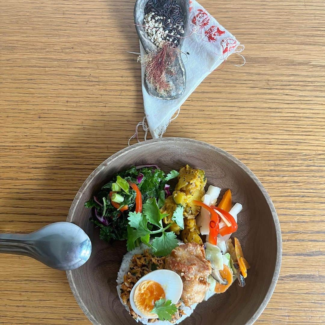 Pho 321 Noodle barのインスタグラム：「📻:::our friday starts here  August 18th 18 Août here’s our in-flight meal box/plate for beautiful neighbors/fighters/feathers  ・Vietnamese fried chicken:米粉の鶏の唐揚げ🇻🇳 ・fish:roast mackerel flakes w/Korean red chili paste焼き鯖のコチュジャンソース和え🇰🇷🌶  日替わりデリは「大根とパプリカのチャイニーズピクルス」「シンシア&アンデスレッド🥔🌋のサブジ」からスタート。  プレートはfish plateに唐揚げ1 pieceのせ　デリ1種(サブジ)大盛りのperfect styleです✈︎✈︎  phoのsoupで炊いた宮崎　@cococujp の自然麦とタイ🇹🇭の黒米入りジャスミンライスは　少し食欲のない夏でもさらさらと胃にやさしいです。  mikanedも4種揃えて　5:30pm last flightまでnon stop終日安全飛行でお待ちしております。  pho321 noodle bar  #inflightmeal #fridaymotivation #vietnamsefood #pho321 #pho321noodlebar #andesred」