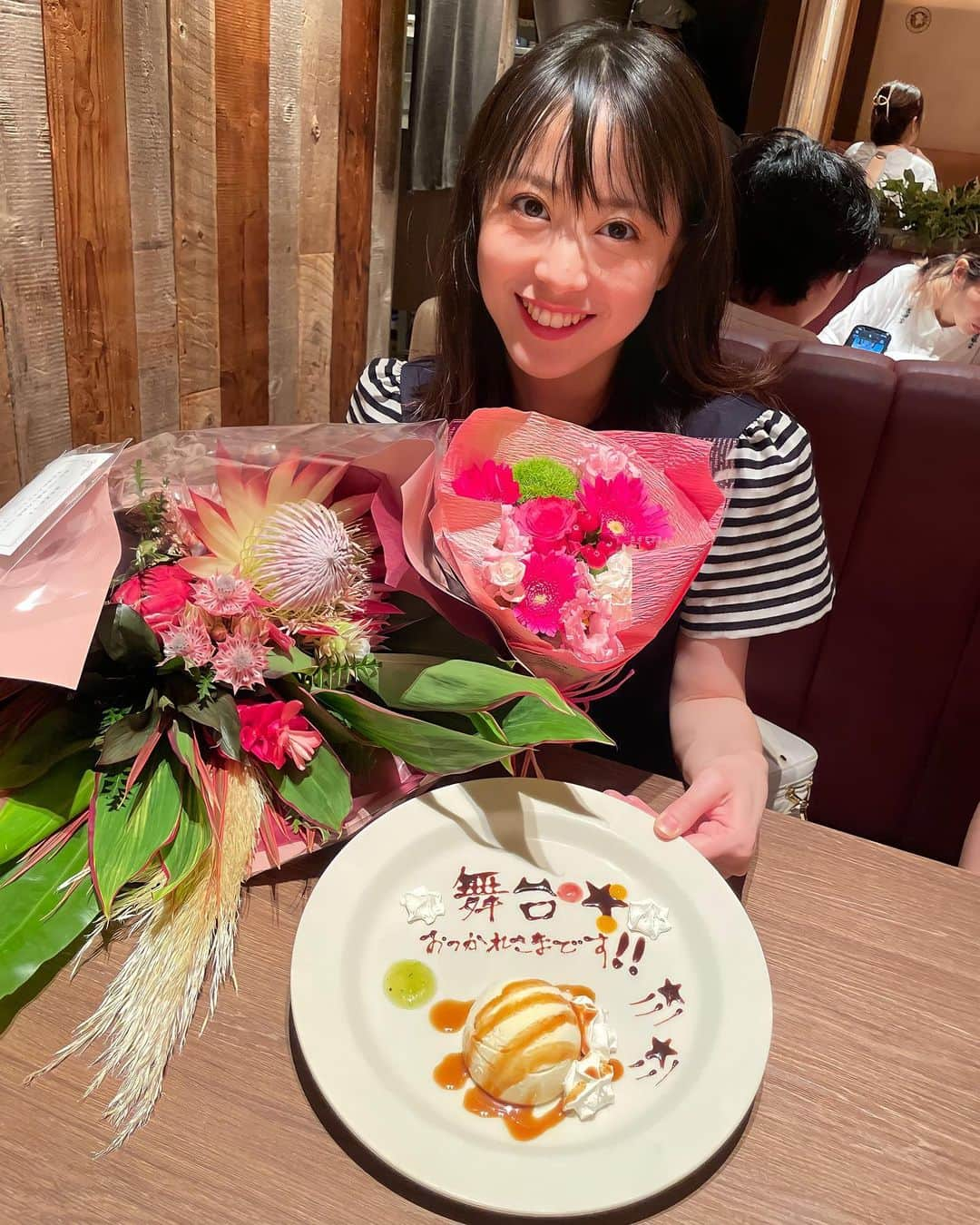 藤本真未さんのインスタグラム写真 - (藤本真未Instagram)「* チームGの千秋楽の日💐 ステキなお花をいただきました🤲 * この日はとても心温まるエピソードも☺️ * 舞台終わりに、朝からバタバタ連絡してしまった友人たちと、マルイファミリー溝口内の「いしがまや ハンバーグ」さんに行ったんです。 * 店員さんが 「ステキなお花ですね💐ご自宅用ですか？」 と、声をかけてくださったので、 「すぐ近くの溝ノ口劇場で舞台に出ていて、お花をいただいたんです☺️」と、お答えしました。 そしたら…ハンバーグを食べ終わったらテーブルがあれよあれよと綺麗に片付けられ…「舞台おつかれさまです！！」とオーダーしていないデザートプレートが登場🥹 お店の皆さまのお心遣いに大感激でした🥺🎂❤️ ありがとうございました🤲 * あまりにも嬉しくてデザート追加注文しました。笑 * また絶対に#いしがまやハンバーグ さんに行く🤩✊ * #舞台 #朗読劇 #100年越しの初恋 #溝ノ口劇場 #溝の口 #溝ノ口 #メッセージプレート #いしがまやハンバーグ」8月18日 10時46分 - manamifujimoto108