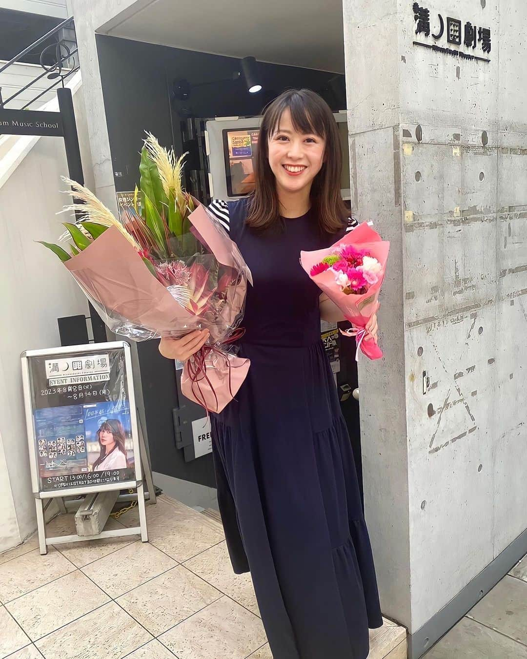 藤本真未さんのインスタグラム写真 - (藤本真未Instagram)「* チームGの千秋楽の日💐 ステキなお花をいただきました🤲 * この日はとても心温まるエピソードも☺️ * 舞台終わりに、朝からバタバタ連絡してしまった友人たちと、マルイファミリー溝口内の「いしがまや ハンバーグ」さんに行ったんです。 * 店員さんが 「ステキなお花ですね💐ご自宅用ですか？」 と、声をかけてくださったので、 「すぐ近くの溝ノ口劇場で舞台に出ていて、お花をいただいたんです☺️」と、お答えしました。 そしたら…ハンバーグを食べ終わったらテーブルがあれよあれよと綺麗に片付けられ…「舞台おつかれさまです！！」とオーダーしていないデザートプレートが登場🥹 お店の皆さまのお心遣いに大感激でした🥺🎂❤️ ありがとうございました🤲 * あまりにも嬉しくてデザート追加注文しました。笑 * また絶対に#いしがまやハンバーグ さんに行く🤩✊ * #舞台 #朗読劇 #100年越しの初恋 #溝ノ口劇場 #溝の口 #溝ノ口 #メッセージプレート #いしがまやハンバーグ」8月18日 10時46分 - manamifujimoto108