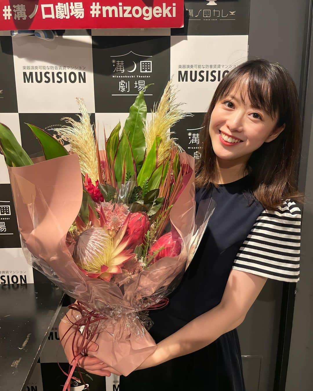 藤本真未さんのインスタグラム写真 - (藤本真未Instagram)「* チームGの千秋楽の日💐 ステキなお花をいただきました🤲 * この日はとても心温まるエピソードも☺️ * 舞台終わりに、朝からバタバタ連絡してしまった友人たちと、マルイファミリー溝口内の「いしがまや ハンバーグ」さんに行ったんです。 * 店員さんが 「ステキなお花ですね💐ご自宅用ですか？」 と、声をかけてくださったので、 「すぐ近くの溝ノ口劇場で舞台に出ていて、お花をいただいたんです☺️」と、お答えしました。 そしたら…ハンバーグを食べ終わったらテーブルがあれよあれよと綺麗に片付けられ…「舞台おつかれさまです！！」とオーダーしていないデザートプレートが登場🥹 お店の皆さまのお心遣いに大感激でした🥺🎂❤️ ありがとうございました🤲 * あまりにも嬉しくてデザート追加注文しました。笑 * また絶対に#いしがまやハンバーグ さんに行く🤩✊ * #舞台 #朗読劇 #100年越しの初恋 #溝ノ口劇場 #溝の口 #溝ノ口 #メッセージプレート #いしがまやハンバーグ」8月18日 10時46分 - manamifujimoto108