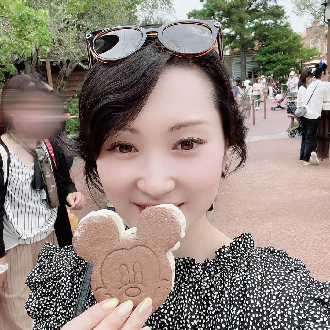 鎌田聖菜のインスタグラム：「私には夢がある🌈 　 私には 叶えたい夢が山のようにあります。 ⁡ その夢の一つ 「オリエンタルランド(特にディズニーリゾート)さんと仕事すること」 ⁡ 　 小さい頃から ディズニー大好き過ぎて いつかはあの夜のパレードに ミッキーと隣り合わせて出る✨ ⁡ と夢見ていましたが、 ⁡ いまや、 この夢の国で "何か自分の企画したものが たくさんの方に提供される" というところまで妄想してます🤣 (※詳細はこれから) ⁡ ⁡ でもでも、 こういうのって言ったもん勝ちだし、 ちょっとだけ その夢の道筋が出てきているのが 嬉しくて楽しくて やっぱり、 この世界は優しくて夢しかない！！ と思うのです🌈 ⁡ ⁡ この下半期も とにかく じっくり自分と向き合って 土台を固めて行きたいと思いますっ𖠋☀︎ ⁡ ⁡ ⁡ …..*…..*…..*…..*…..*…..*…..*…..*  全国書店にて好評発売中🍀 Amazon／楽天でも🪞✨ 鎌田聖菜 初著書📚 『運命を変える鏡の本。』(サンマーク出版) で検索🔍　 ⁡ or ⁡ プロフのURLをクリックしてね👆  ⁡ ⁡ ⁡ ⁡ #美しく生きる #運命を変える鏡の本。 #鏡#鏡学 #心を整える#自尊心#自己肯定  #鎌田聖菜 #自分を好きになる #自分色#周波数を整える #美肌 #美学#美は選択 #感謝と尊重 #天命 #魂職 #自分を満たしてからが豊かさのスタート #ご機嫌に生きる #自由に生きる #フーカとセーナの宇宙部 #オンラインサロン ⁡ ⁡ ⁡ ⁡」