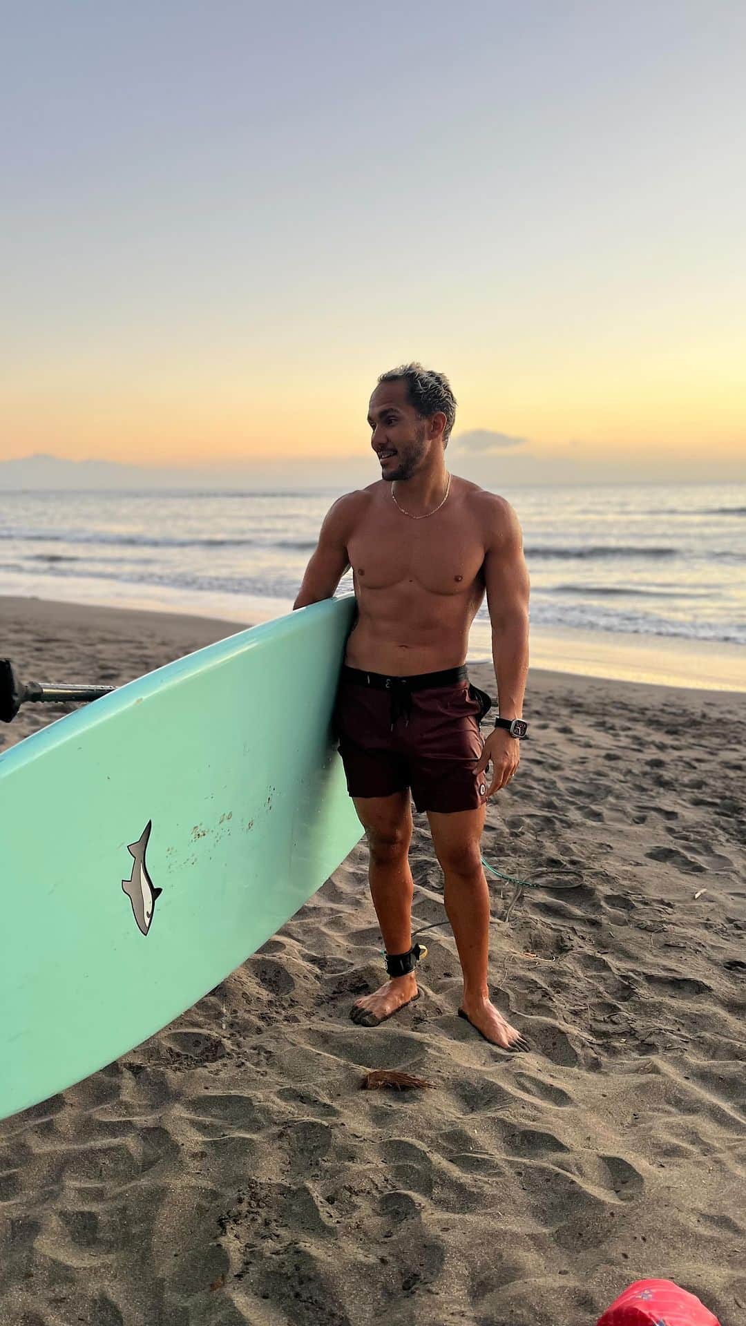 アレクサ・ヴェガのインスタグラム：「Feliz cumpleaños (2 days late) to the most amazing human I have ever met. You are my world… my best friend. I am so blessed to do life with you. I know your birthday was hard this year… but the way you give and show up to serve others never ceases to amaze me. Instead of a photo I wanted to post a video of you doing what I believe you were called to do. God has gifted you with so many talents my angel! But watching you sing and perform and bring so much joy to people while you do it fills my heart. You were given an incredible platform and you LIGHT it up! And every night you give all the glory to God. I love you. You are perfect for us. The perfect husband for me. The perfect daddy for Ocean, Kingston and Rio. (This video was taken the day we found out about Lahaina. This part of the concert is always my favorite. But watching Los perform, playing his uke, knowing what was happening back home was an emotional roller coaster. But like every night. He gave it his all for the people around him… for his band brothers, for the amazing fans who showed up and as always for his family). @therealcarlospena」