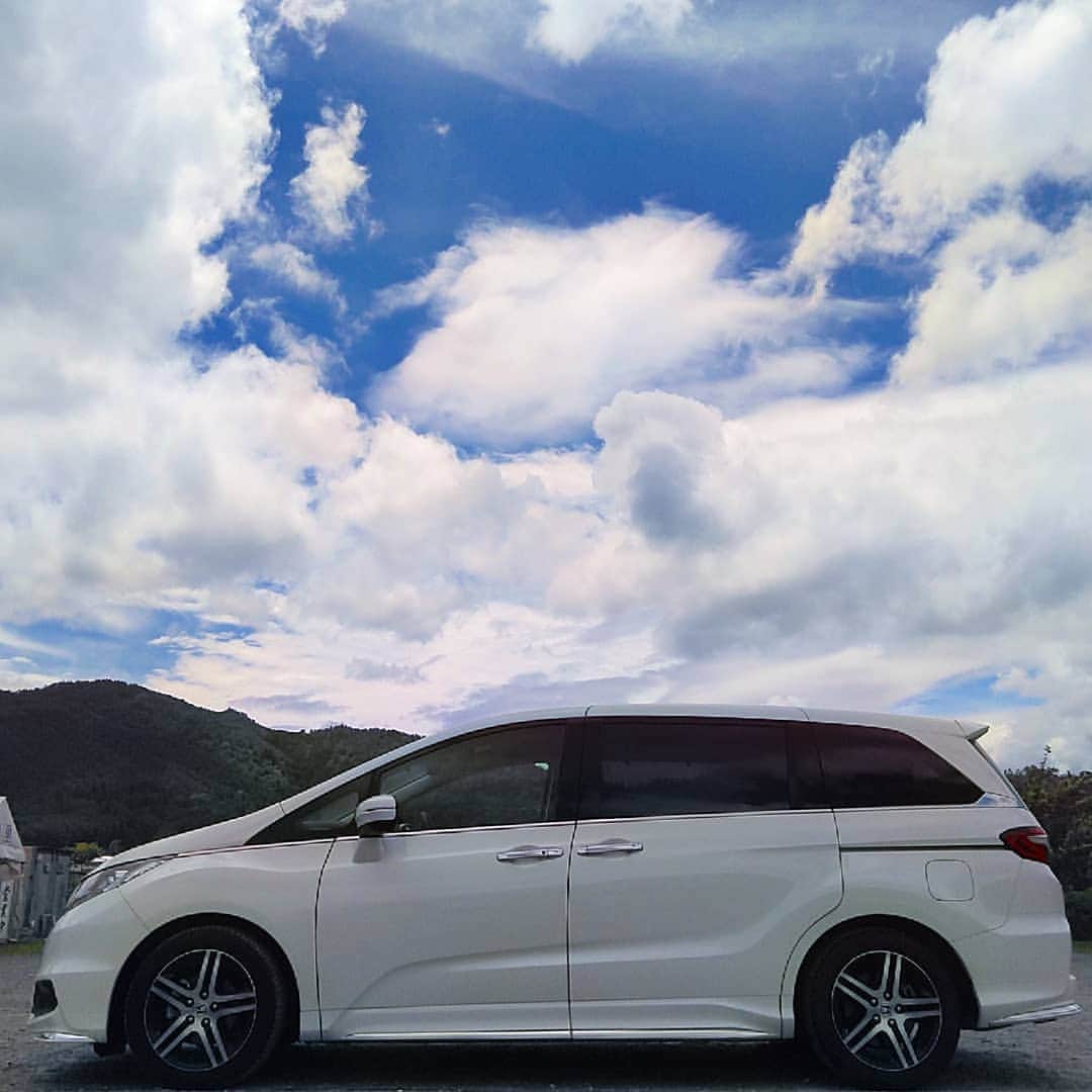 Honda 本田技研工業(株)のインスタグラム：「たくさんの雲と愛車を写した一枚📷 ついつい見上げたくなる光景ですね！ . 「夏らしい空になりましたねえ(^o^)」 Photo by @malt_whisky . #MeandHonda #Honda #thepowerofdreams #クルマ #car #HondaCar #ホンダ好きと繋がりたい #オデッセイ #ODYSSEY #車のある風景 #愛車のある風景 #愛車撮影 #ドライブ #ドライブ好きな人と繋がりたい #ドライブスポット #Hondalife #carphotography  #hondagram . 本アカウントでは、「 #MeandHonda 」をつけてInstagramに投稿された皆さんの写真を紹介させていただきます。 8月は「夏空」をテーマにした写真をご紹介します。 9月のテーマは「夕暮れ」の予定です。ぜひご投稿ください！ . 思い出の写真や自宅付近で撮影された写真など、たくさんのご投稿をお待ちしています。」