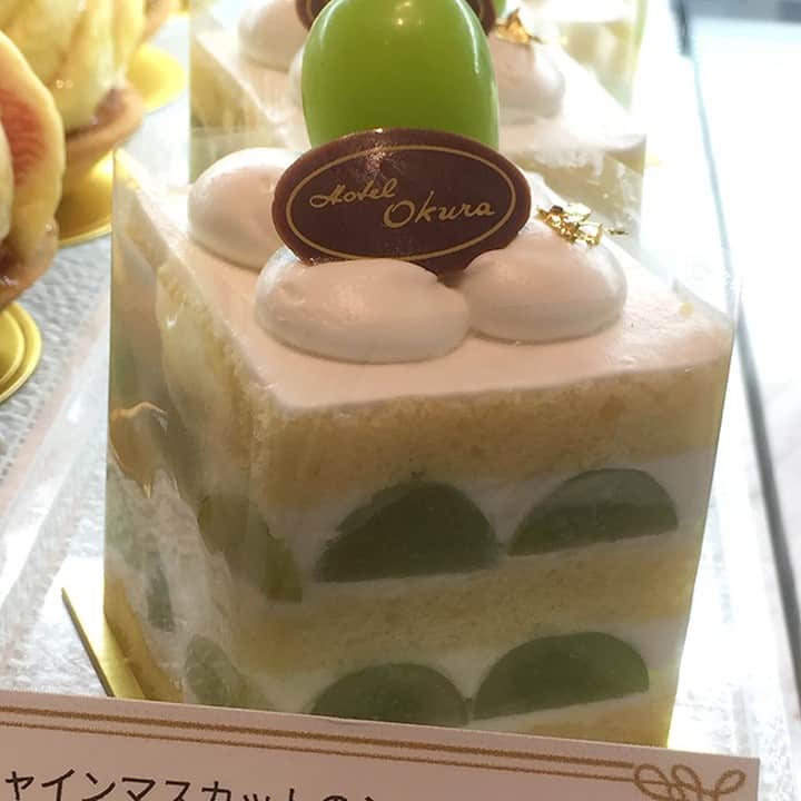 ホテルオークラ福岡さんのインスタグラム写真 - (ホテルオークラ福岡Instagram)「本日よりペストリーブティックに登場の２つのケーキ。 「いちじくのタルト」 「シャインマスカットのショートケーキ」  いちじくは福岡県産のいちじく「とよみつひめ」を使用しています。  シャインマスカットも福岡県産のものです。  この時期だけの美味をたっぷりとお楽しみください。  【ペストリーブティック】 ホテルオークラ福岡１階 9:00～20:00 TEL.092-262-3585  #hotelokurafukuoka  #hotelokura  #ホテルオークラ福岡  #ホテルオークラ  #ペストリーブティック  #いちじくのタルト  #シャインマスカットのショートケーキ  #とよみつひめ  #福岡県産フルーツ  #シャインマスカット  #いちじく  #季節限定ケーキ」8月18日 11時01分 - hotelokura_fukuoka