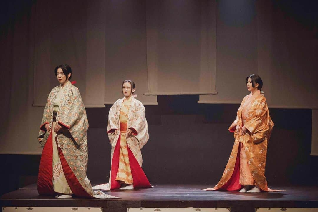 和泉元彌のインスタグラム：「2023.8/18(金)～8/20(日) @近鉄アート館 時代劇『PRINCESS TOYOTOMI』大阪公演 脚本/演出:#野口大輔 https://princess-toyotomi.themedia.jp  あくまでも個人の感想出演者紹介  お茶々(青年期)役:大原万由子さん 長女が両親から受け継ぐものは、大きいと思う。 姉妹の中でも両親との付き合いも長く、 両親の姿を見続ける長女。 時に親世代と子ども世代の繋ぎ目にもなる。 自身の生まれについての思い入れも、覚悟も強い。 その背負っているもの、強さや優しさを 大原さんの言葉の端々に感じる。 彼女の声は、表情以上に感情が見える声なのです。 姉妹でウキウキしている声も好き。 お姉ちゃん面して妹に結婚を諭す声も好き。 しっかり者のお姉ちゃんが破綻するあのシーンは… 本当に…ダメ…辛すぎる。 子どもらしさの中に 理性と愛情を含んだ茶々の声が あんな嘆きに変わるなんて…🥲 両親を、家を思い、 感情を殺して、覚悟を決めたその時ですら 熱と心を感じる…これ、父としては 願った姿なのです。…どういう意味かは、 彩凪さんにバトンタッチされた後半生そして、 ラストまでお見守りください。 座長の彩凪さんとのバトンパスは 緊張もあるでしょうが、見事なものです。 可愛らしい顔なのに、その目の奥の力は 宝塚男役の下地と 退団後の経験がなせるワザでしょうか？ 彼女の表現は着実に 茶々の成長と茶々が歩む荊の人生を 伝えてくれています。  早替えのサポートにも入ってくれていますが、 メンバーを募った時に 「トトに関わっておきたい」と 名乗りをあげてくれました。 その気持ちが長政として本当に嬉しくて そして、その安心のおける仕事っぷりに 改めて、 長女に対しての信頼を強く持ったのでした。 大千穐楽までよろしくね😊  [予約フォーム] https://www.quartet-online.net/ticket/princess-toyotomi?om=cxdebii  【出演者】 #彩凪翔  #岩永ゆい/#西条美咲 #大原万由子/#あも/#藤田よしこ #海老澤健次/#元田牧子/#潮見勇輝 #三上竜平/#京矢彩希/#高田舟  #美翔かずき/#山崎麗央奈 #山脇広大 #倉田瑠夏/#片岡芽衣 #緑川青真/#雪村花鈴  #中西彩乃/#坂西春加/#福元あかり/#後藤めぐみ  #留依まきせ/#和興  #和泉元彌  《声の出演》#西岡德馬  【スケジュール】 上演時間は2時間40分(休憩10分含む) 🎤終演後アフタートークあり  《大阪公演》 8/18(金)13:00🎤/18:30 8/19(土)13:00🎤/18:30 8/20(日)12:00  ※大阪公演はシングルキャストと、ダブルキャストの選抜者が出演致します  【劇場・アクセス】 《大阪公演》 近鉄アート館 〒545-8545 大阪市阿倍野区阿倍野筋1-1-43  あべのハルカス近鉄本店ウイング館8階 近鉄「大阪阿部野橋駅」 JR・大阪メトロ「天王寺駅」 下車すぐ  【チケット】 《劇場観劇》 SS席 12.000円 (前方指定席) 非売品ブロマイド東京①番/大阪②番付  S席 9.000円(中央指定席)  A席 6.500円(後方指定席)  《デリステ》 大阪公演の収録DVD ※東京公演は収録なし  SSセット 12.000円 (上演Blu-ray・パンフレット 台本・非売品ブロマイド③番付)  Sセット 9.000円 (上演Blu-ray・パンフレット)  Aセット 6.500円 (上演DVD)  #アレステ　#プリステ2023」