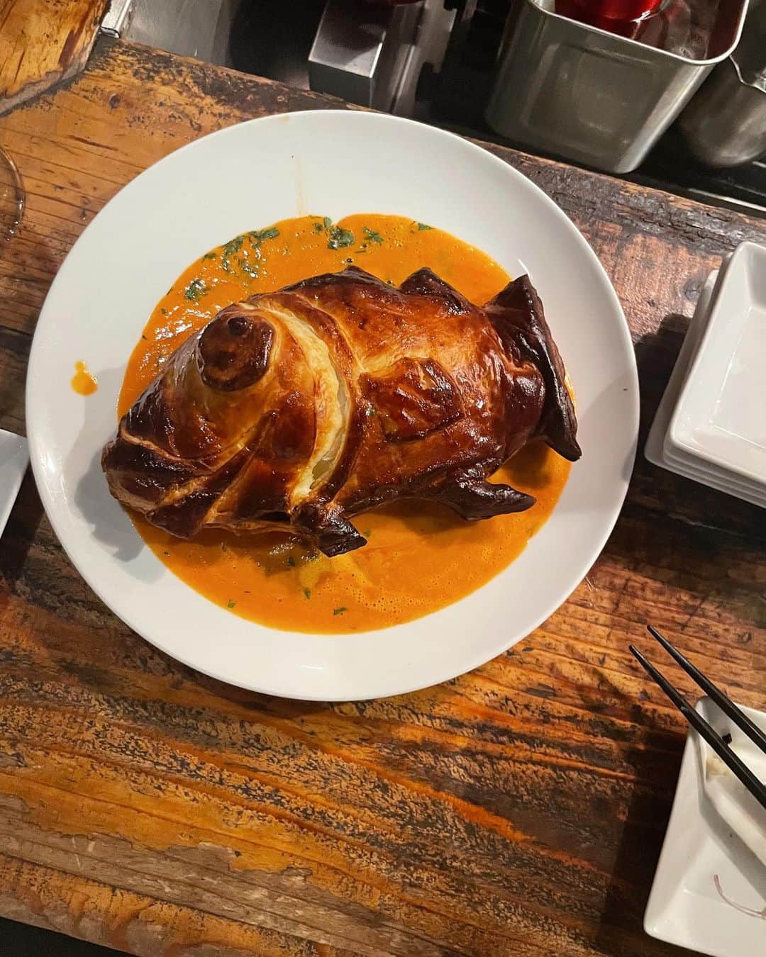 のインスタグラム：「🐟🐟🐟  このパイ🥧がクセになる、 定期的に行きたくなる店。🍷」
