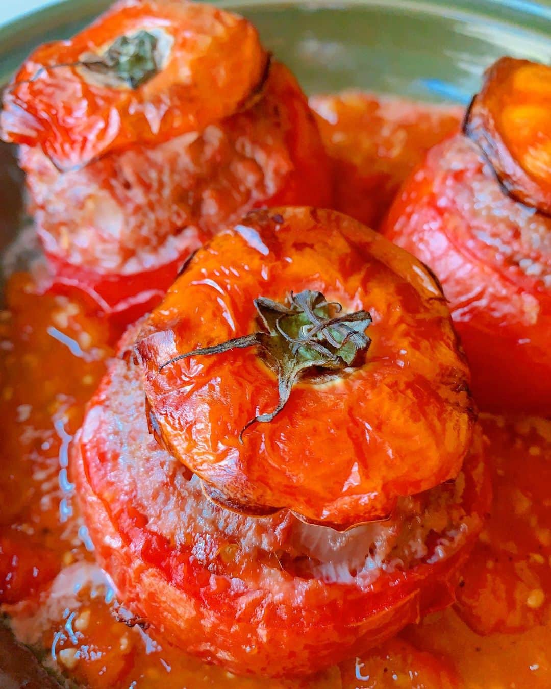 森崎友紀さんのインスタグラム写真 - (森崎友紀Instagram)「夏になると食べたくなるトマトファルシ。  大きいトマトが安売りしていたので、たくさん作りました(^^) 中身にもくり抜いたトマトをざく切りにして入れ、残りははちみつで甘味をつけたソースにしました。  甘酸っぱいトマトが夏にピッタリ！  #森崎友紀#料理#cooking#安くて美味しい#トマトファルシ#夏の献立」8月18日 11時15分 - morisakitchen