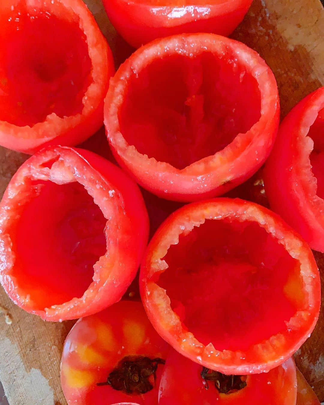 森崎友紀さんのインスタグラム写真 - (森崎友紀Instagram)「夏になると食べたくなるトマトファルシ。  大きいトマトが安売りしていたので、たくさん作りました(^^) 中身にもくり抜いたトマトをざく切りにして入れ、残りははちみつで甘味をつけたソースにしました。  甘酸っぱいトマトが夏にピッタリ！  #森崎友紀#料理#cooking#安くて美味しい#トマトファルシ#夏の献立」8月18日 11時15分 - morisakitchen