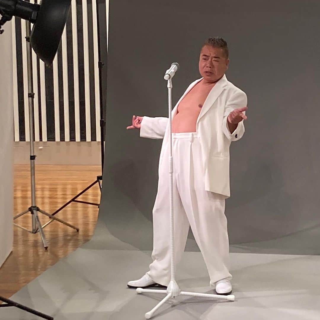バカリズムのインスタグラム：「出川哲朗のオールナイトニッポン。 来年の1月14日に横浜アリーナで開催される出川さんの還暦祝いの内容をみんなで話し合いました。 生放送中に出川さんが突然泣き出してしゃべれなくなったり、放送禁止用語を言いそうになったり、いろいろと大変でしたが、楽しかったです。」