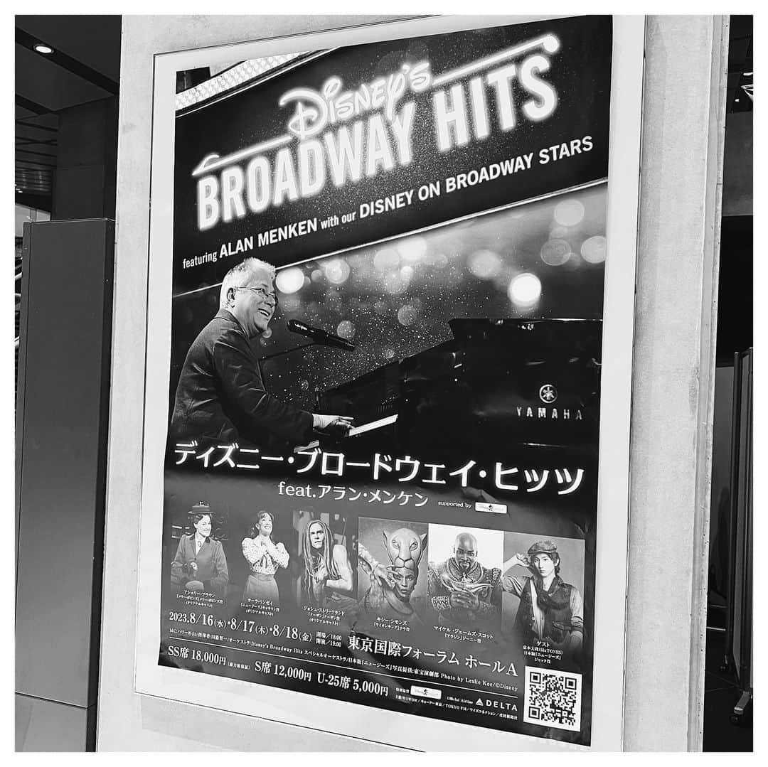 金香里のインスタグラム：「💫  DISNEY BROADWAY HITS 🪄ディズニー　ブロードウェイ•ヒッツ  feat.アラン•メンケン🪄  『極上』の時間を過ごしてきました。  生きててアラン•メンケンの曲を 本人弾き語りで聴ける日が来るとは思ってませんでした。  ✳︎✳︎✳︎✳︎ ✳︎✳︎✳︎✳︎ ✳︎✳︎✳︎✳︎ ✳︎✳︎✳︎✳︎ ✳︎✳︎✳︎✳︎ ✳︎✳︎✳︎✳︎ ✳︎✳︎✳︎✳︎ 1年前、突然姉から『絶対この日は空けといて！絶対やで！！！』と謎のプレッシャーをかけられ、 私への遅れた誕生日プレゼントらしいのはわかってたけど、それ以外何もわからないまま有楽町の東京国際フォーラムへ。  誰かのライブなのも想像できたけど、1年前から来る事がわかってた人…⁇見当がつかず。 『姉ちゃんにとってのチャーリー•プースや！』とわかりにくいヒントを出され、  『横見たらあかんで！わかるから！あ！今見たやろ！』とか視界も遮られ思考も停止状態で連行されました。  『ぅええええええええええええ！！！！』 凄い声が出ました。 国際フォーラムは5,000人位のキャパですが、 その中で何も知らないで来てポスター見て気付いた人は私1人だけではないでしょうか。 アラン•メンケンは私にとって神様みたいな存在なので、やっぱりあのヒントはどうだったんだろう。 　  肝心の感想は短めに。 ⭐️第一幕はアラン•メンケンによるディズニー名曲の弾き語り。 アラン•メンケンって歌うんだ！！😳 しかも歌上手くて面白くてお茶目で凄く可愛らしかったんです。 あぁ、神様が目の前にがいる…。  「パート•オブ•ユア•ワールド」 「Go The Distance」の弾き語りがたまらなかったです。  ⭐️第二幕はブロードウェイキャストによるパフォーマンス。 耳が天国。一日中ここにいたいと思うくらい素晴らしかったです。 「Feed the birds」もう一回聴きたい…泣  終始感動が止まらず、身体中が喜んでました。 来年また観たい。生のブロードウェイも。  夢の空間でした。姉に大感謝。  ✳︎✳︎✳︎✳︎ ✳︎✳︎✳︎✳︎ ✳︎✳︎✳︎✳︎ ✳︎✳︎✳︎✳︎ ✳︎✳︎✳︎✳︎ ✳︎✳︎✳︎✳︎ ✳︎✳︎✳︎✳︎  去年アラン•メンケンがコロナになってしまった為今年に延期されたみたいでした。  Thanks for an amazing experience‼︎ I had a blast‼︎👏  @alanmenken @iammjscott @kissysimmons @joshuajstrick @karalindsay1 @ashleybrownyall @harrysugiyama」