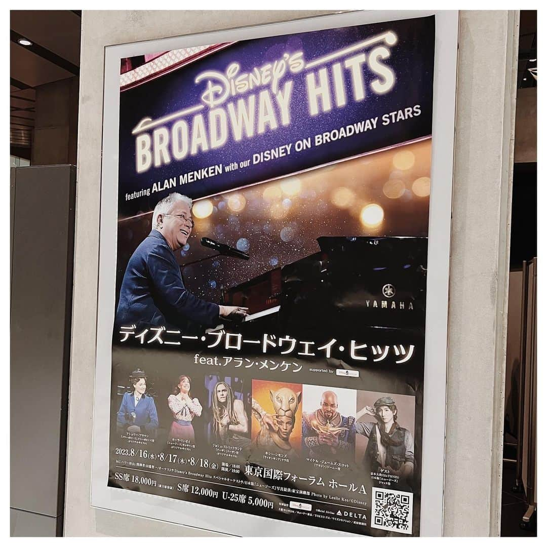 金香里さんのインスタグラム写真 - (金香里Instagram)「💫  DISNEY BROADWAY HITS 🪄ディズニー　ブロードウェイ•ヒッツ  feat.アラン•メンケン🪄  『極上』の時間を過ごしてきました。  生きててアラン•メンケンの曲を 本人弾き語りで聴ける日が来るとは思ってませんでした。  ✳︎✳︎✳︎✳︎ ✳︎✳︎✳︎✳︎ ✳︎✳︎✳︎✳︎ ✳︎✳︎✳︎✳︎ ✳︎✳︎✳︎✳︎ ✳︎✳︎✳︎✳︎ ✳︎✳︎✳︎✳︎ 1年前、突然姉から『絶対この日は空けといて！絶対やで！！！』と謎のプレッシャーをかけられ、 私への遅れた誕生日プレゼントらしいのはわかってたけど、それ以外何もわからないまま有楽町の東京国際フォーラムへ。  誰かのライブなのも想像できたけど、1年前から来る事がわかってた人…⁇見当がつかず。 『姉ちゃんにとってのチャーリー•プースや！』とわかりにくいヒントを出され、  『横見たらあかんで！わかるから！あ！今見たやろ！』とか視界も遮られ思考も停止状態で連行されました。  『ぅええええええええええええ！！！！』 凄い声が出ました。 国際フォーラムは5,000人位のキャパですが、 その中で何も知らないで来てポスター見て気付いた人は私1人だけではないでしょうか。 アラン•メンケンは私にとって神様みたいな存在なので、やっぱりあのヒントはどうだったんだろう。 　  肝心の感想は短めに。 ⭐️第一幕はアラン•メンケンによるディズニー名曲の弾き語り。 アラン•メンケンって歌うんだ！！😳 しかも歌上手くて面白くてお茶目で凄く可愛らしかったんです。 あぁ、神様が目の前にがいる…。  「パート•オブ•ユア•ワールド」 「Go The Distance」の弾き語りがたまらなかったです。  ⭐️第二幕はブロードウェイキャストによるパフォーマンス。 耳が天国。一日中ここにいたいと思うくらい素晴らしかったです。 「Feed the birds」もう一回聴きたい…泣  終始感動が止まらず、身体中が喜んでました。 来年また観たい。生のブロードウェイも。  夢の空間でした。姉に大感謝。  ✳︎✳︎✳︎✳︎ ✳︎✳︎✳︎✳︎ ✳︎✳︎✳︎✳︎ ✳︎✳︎✳︎✳︎ ✳︎✳︎✳︎✳︎ ✳︎✳︎✳︎✳︎ ✳︎✳︎✳︎✳︎  去年アラン•メンケンがコロナになってしまった為今年に延期されたみたいでした。  Thanks for an amazing experience‼︎ I had a blast‼︎👏  @alanmenken @iammjscott @kissysimmons @joshuajstrick @karalindsay1 @ashleybrownyall @harrysugiyama」8月18日 16時44分 - khyangri