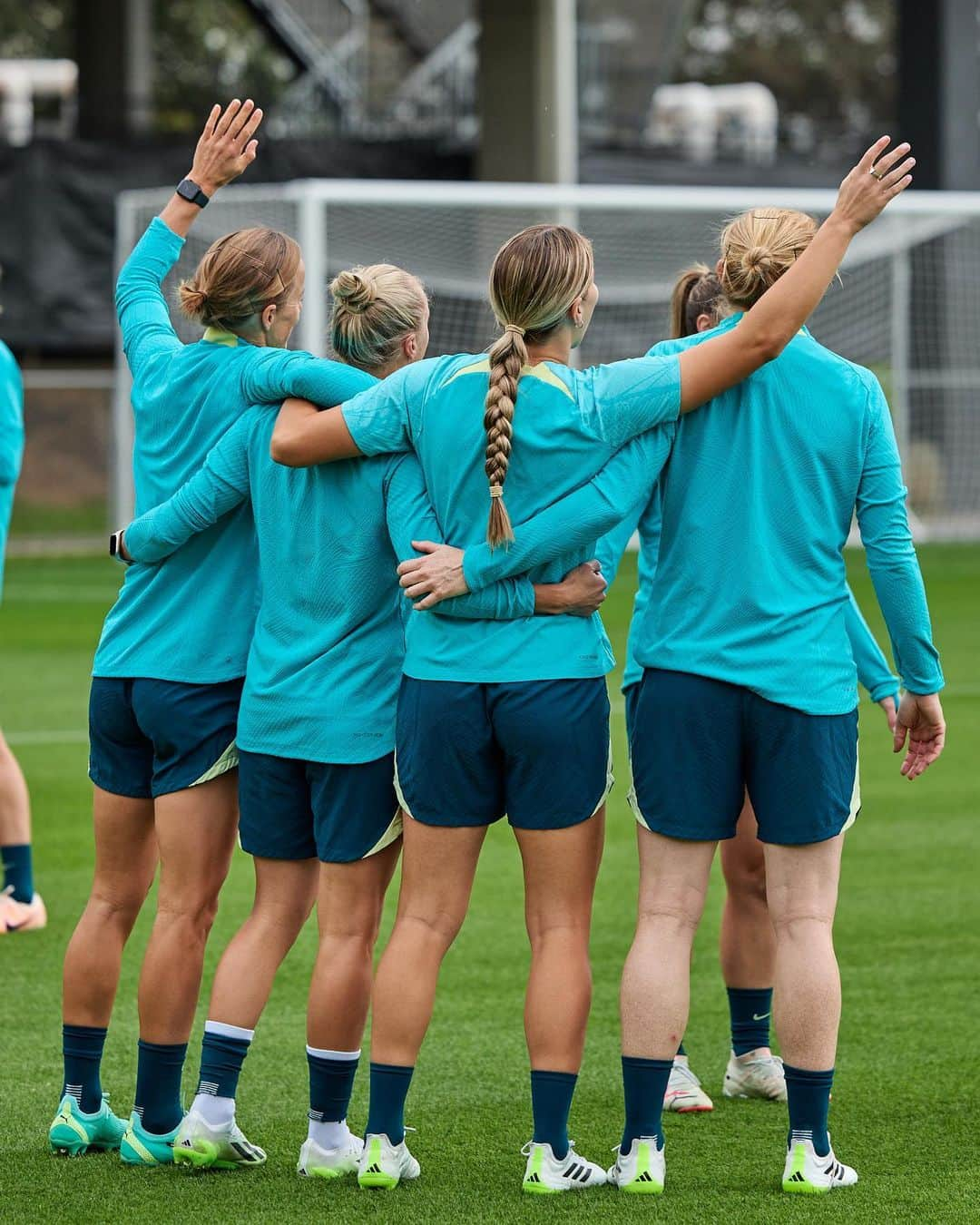 タメカ・バットさんのインスタグラム写真 - (タメカ・バットInstagram)「Last training session of the World Cup done 💚💛 #Tillies #fifawwc」8月18日 16時45分 - tamekayallop