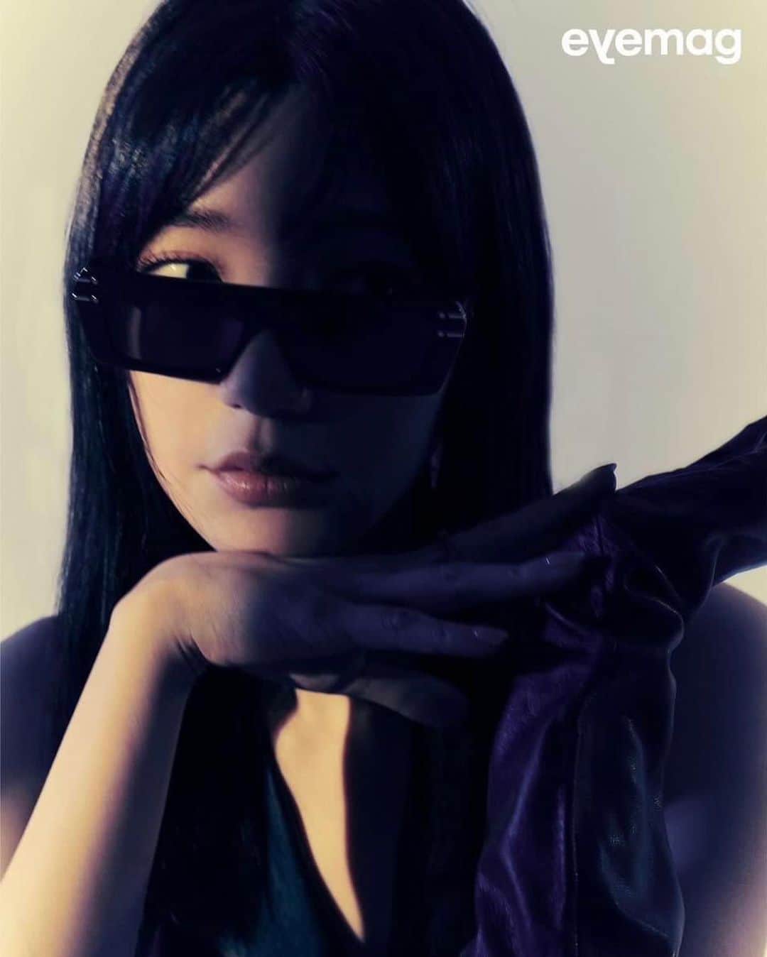 パフ・クオのインスタグラム：「eyemag🕶️  黑暗中摸索  光影中遊走  #eyemag @eyemagofficial」