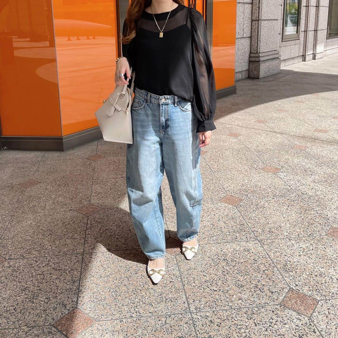 saya__igさんのインスタグラム写真 - (saya__igInstagram)「シアーシャツとデニム🐈‍⬛👖  最近デニムの出番が多め😎  今日からお仕事始まりました。 10日ぶりだったからさすがに疲れたー🫠 　  夕食作りが全く進まないの どうしよう  #outfit #ootd #mood #partegram #zara #ママファッション #ママコーデ #シンプルコーデ #カジュアルコーデ #アラサーコーデ #アラフォーコーデ #札幌ママ #今日のコーデ #デニムコーデ」8月18日 16時45分 - rin____kr