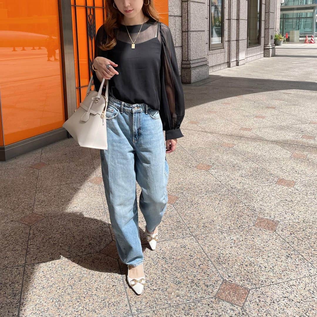saya__igのインスタグラム：「シアーシャツとデニム🐈‍⬛👖  最近デニムの出番が多め😎  今日からお仕事始まりました。 10日ぶりだったからさすがに疲れたー🫠 　  夕食作りが全く進まないの どうしよう  #outfit #ootd #mood #partegram #zara #ママファッション #ママコーデ #シンプルコーデ #カジュアルコーデ #アラサーコーデ #アラフォーコーデ #札幌ママ #今日のコーデ #デニムコーデ」