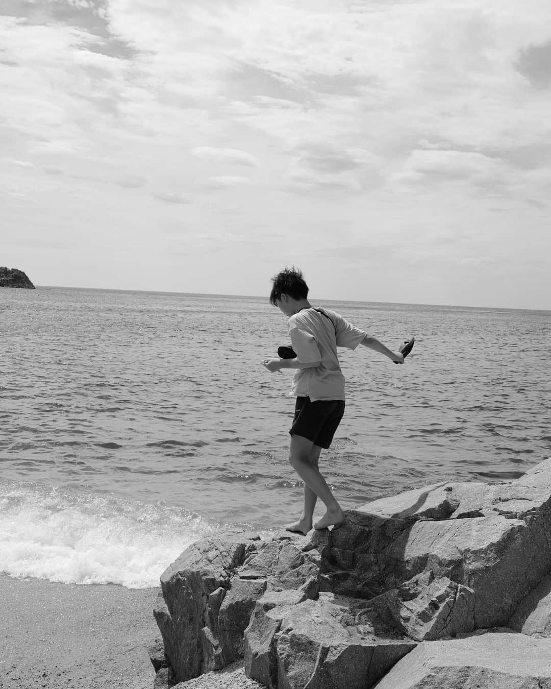佐藤優里亜さんのインスタグラム写真 - (佐藤優里亜Instagram)「夏休み🌻 半分を新潟で過ごしました。 息子が子供のうちに、単身赴任はどうなのか、二拠点であることがメリットかデメリットか、答えは出ませんがやっぱり家族は一緒がいい！  ✔︎笹川流れ 新潟のみなさま、綺麗な海を教えてくれてありがとうございました☺️✨新潟市内から近くて海の家がある浜を探していて、関屋浜が断トツで鯨波海水浴場もいいなと思っていたのだけど台風が近付き遊泳禁止に...遠いけど笹川流れがオススメ！と沢山メッセージ頂いたので台風から逃げるように村上の方まで行って来ました🤍とても綺麗で感激したけど、かなり上級者向けの浜だったので準備は念入りにして行くのをオススメします！😂✨  ✔︎ HARD OFF ECOスタジアム新潟 野球観戦へ！⚾️ 暑い中みなさん本当に素晴らしかったです😭✨  ✔︎カニカニランド 新潟に来るようになって、カニが大好物になった息子！🦀ここの蟹めちゃくちゃ美味しかった🫶🏻かなりおすすめ！ @kanikani_land_benkei   #新潟 #新潟市 #新潟グルメ #新潟観光 #笹川流れ #村上市 #hardoffecoスタジアム新潟 #カニカニランド #弁慶 #niigata #japan」8月18日 11時16分 - yuriang_