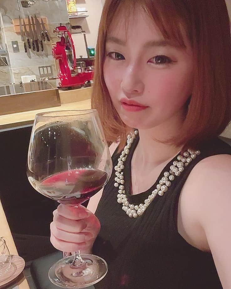 宇佐美さくらのインスタグラム：「赤ワインが好きです。 種類とか飲み方とか全然覚えられてないけど。  さくらのプロフィール🐰🌸 @usausa39ra   🍸毎週金曜の夜は西麻布でバー店員　 わたしとお酒🥃飲んでお喋りしたい方はこちらへー @bar_artrum_tokyo   、 、 、 、 、 、  #日本女孩 #グラビアdvd #asiangirls  #布教してくれてありがとう  #港区　#バニー  #model #ANISD #japanese  #性感美女  #portraitphotography #asian  #グラドル自画撮り部　#セクシーショット   #宇佐宮さくら　#セクシー #sexywomens  #sexy  #浴衣撮影会  #浴衣 #胸の大きい良い女　#六本木　#夜型人間  #西麻布  ⭐️⭐️⭐️アカウント⭐️⭐️⭐️ Twitter・TikTok・Instagram•LINE @usausa39ra   #フォローミー　#팔로미　#followme  #追蹤」