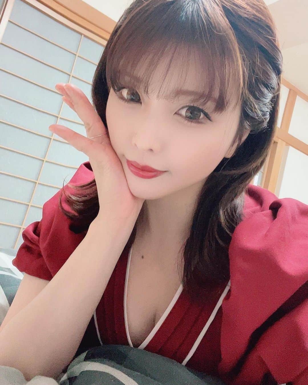 新村あかりのインスタグラム：「皆さんに知ってほしいこと よくイベントにどうやって参加するんですか？どんなことが出来ますか？って質問がくるのですが「イベルト」というサイトで新村あかりと検索していただければイベント情報が出てきます。 それでも分からない場合は開催店舗さんに聞いていただければと思います☝️ またイベルトに載ってないイベントもありますが、X（旧Twitter）を見てもらえれば情報が載ってます。 本当に申し訳ないのですが私は問い合わせの窓口ではないので、そのようなDMを寄せられても返事はできないです🙇‍♀️  以下、事務所のXアカウントです。 https://twitter.com/corporationbody?s=21&t=0SCYcX_w0QSWmp1rwyT1hQ その他わからないことがあれば、事務所に聞いていただけますと助かります🙏」