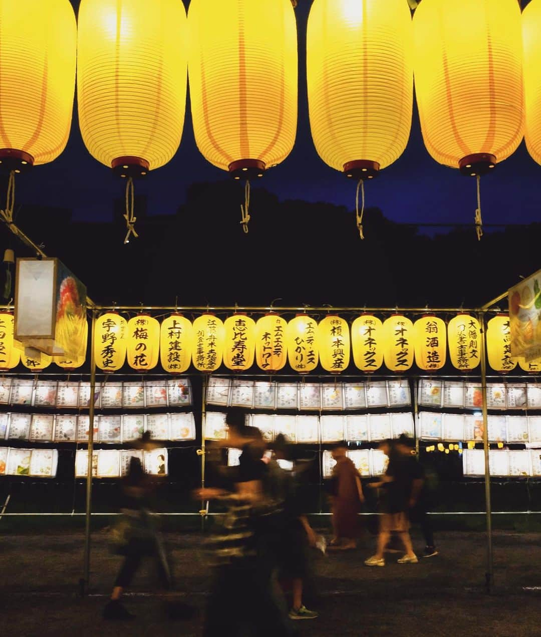 sunday_722さんのインスタグラム写真 - (sunday_722Instagram)「* * 護国神社みたま祭り 縁日も賑わっていました。 今日をここで過ごした事が 小さな子供たちの 記憶にも残って欲しいね。 * ----------------------------------- camera: X-T3 lens: XF18-55mm -------------------------------------- #fukuoka_meet_info #fujifilm_xseries #xt3 #今日もX日和 #日本の風景 #東京カメラ部 * #ちょこモ浴衣みたま祭りMEET2023 #ちょこモ#護国神社蚤の市 @choco_mo_japan @gokoku_dpart @fukuoka_meet_info * #提灯 #祈り #8月15日に平和を祈る #ultimate_streets #moodygrams #streetphotographyinternational #fivesixmag #streetphotographer #tv_pointofview #fukuokapics #exklusive_shot #igresjp #instagramjapan #ig_photooftheday #gominimalmag #indies_gram #thesmartview #tv_pointofview」8月18日 11時23分 - sunday_722