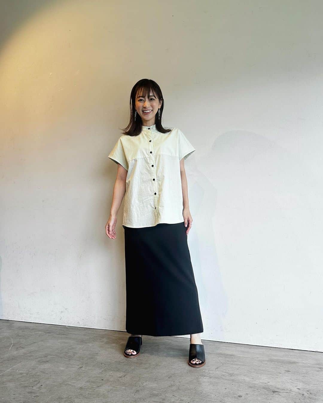 伊藤舞のインスタグラム：「🤍 8月のARNEの衣装。 . @hholickids さんの cotton nocollar shirtsと I line silhouette skirtです。 . melonカラーが大人かわいくて、 絶妙な袖感もとっても着やすいシャツ♡ シャツのボタンが黒なので、 Iラインのスカートも黒で合わせています！ . #hholic  #outfit  #arne #fukuoka」
