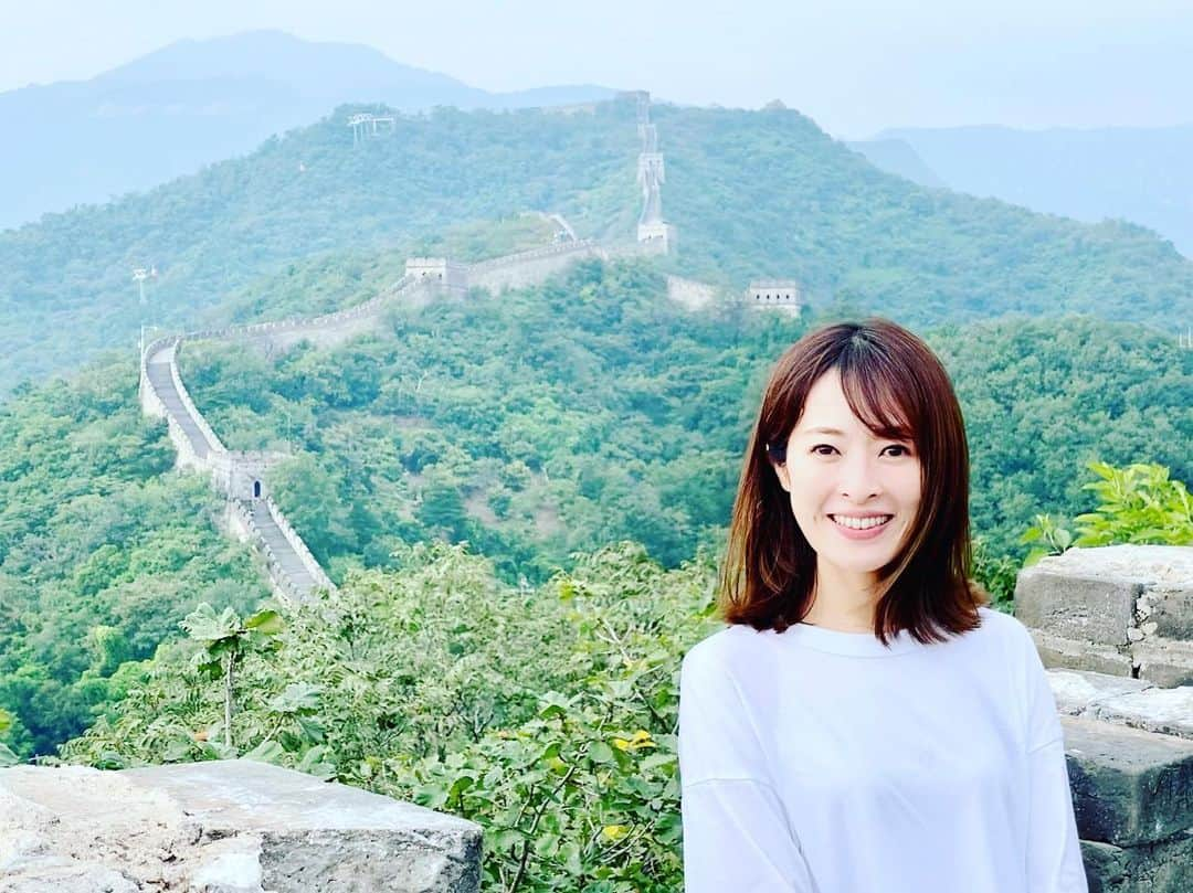 石沢綾子さんのインスタグラム写真 - (石沢綾子Instagram)「【しれっと帰国🤫】 中国生活を終えて帰国しました🇯🇵 5月末に←時差よ 　 発音と四声のとっ散らかった ニーハオシェーシェー だけで中国に向かったあの日からもうすぐ3年。 大変なことももちろんあったけれど！！！ それを差し引いても、 とても濃厚で刺激的で 自分の世界が広がった3年間でした。 　 帰国後しばらくは、夫が引くくらい、 北京ロスになっていましたが😂 縁あって、 北京にいる時から声をかけ続けてくれた 同期の国井アナ @kuniimisa_ana  @voice.2021  のもとで、仕事をすることになりました🍀 アナウンサーとしても 会社の代表としても 奮闘する同期の姿に力をもらいながら、 私も自分のペースでコツコツお仕事できたらなぁと。 　 なにより、 生活のベースは東京だけど、また北海道で仕事ができることが とても嬉しい！ お目にお耳にかかれる機会が、 これからたくさん出来ますように。 代表、頼んだよ😘笑  ↑中国在住中、宣材写真が必要なときに使っていた写真。 カラッとした北京晴れの万里の長城にて⛰️ 中国生活の思い出も追い追い。 日本での日常も少しずつ。 　 改めまして、どうぞよろしくお願いします🫶 　 　 #中国生活  #北京生活  #beijinglife  #本帰国  #フリーアナウンサー  #石沢綾子」8月18日 11時28分 - ayako__ishizawa