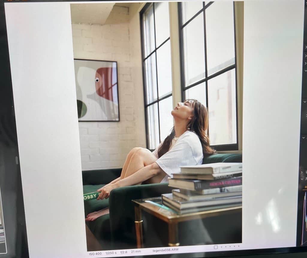 のインスタグラム：「🪟 ・ Naomi Payton | LEGENDA "Special PhotoBook" 2023.8.19(sat) 0:00~  いよいよ明日からです！ オンラインストア、LEGENDA HARAJUKUにて、LEGENDA商品を税込5,000円以上ご購入の方には未公開写真を含む 非売品のフォトブック(24P)がもらえちゃいます！  #LEGENDA_TOKYO #声優 #03 #Tシャツ」