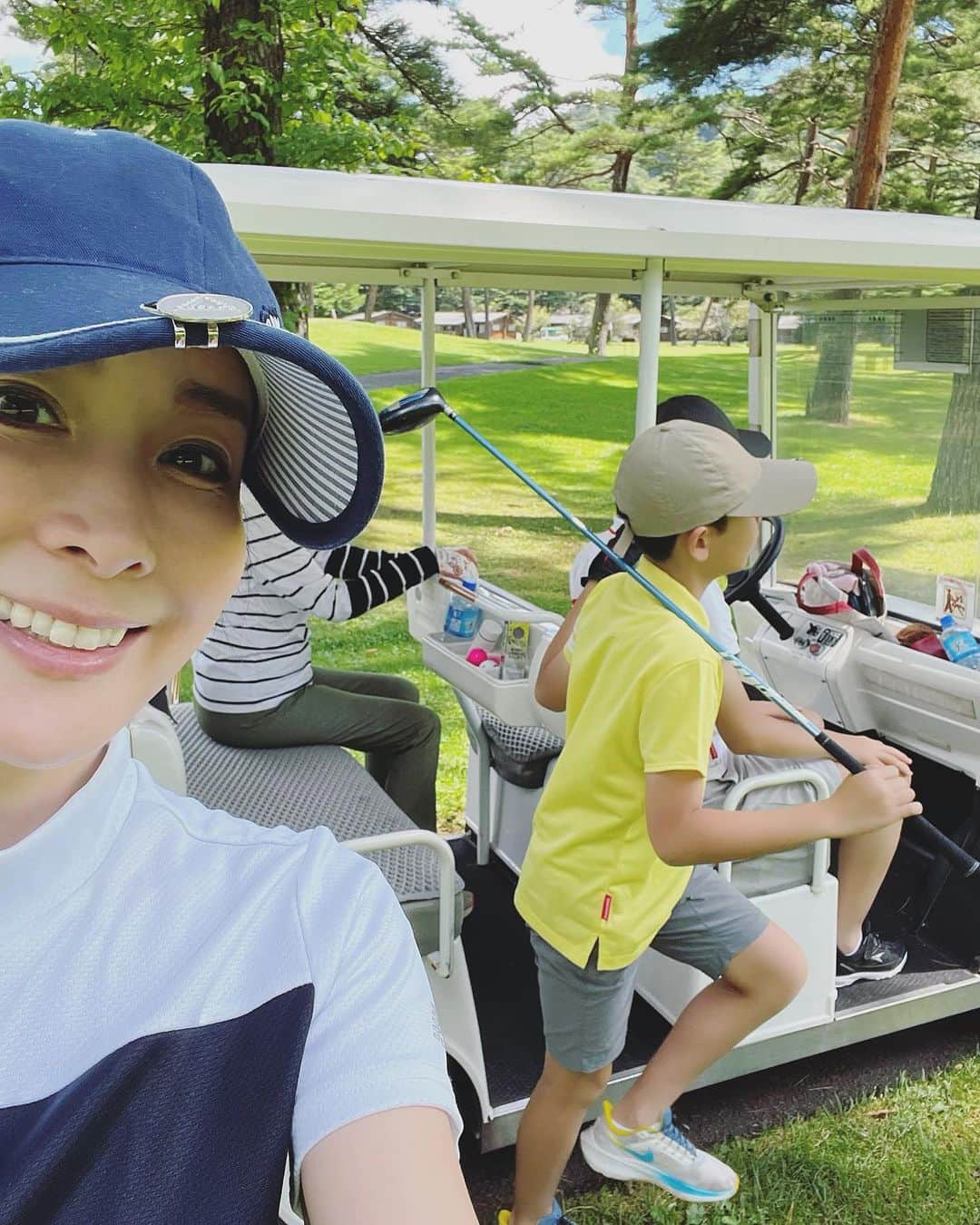 内田恭子のインスタグラム：「こんにちは！  またゴルフです笑。 今回は親子3世代ゴルフ。  パーで大喜びしている私を尻目に、長男初のバーディ。嘘でしょ。  #ゴルフ  #golf  #親子3世代  #内田恭子  #kyokouchida」