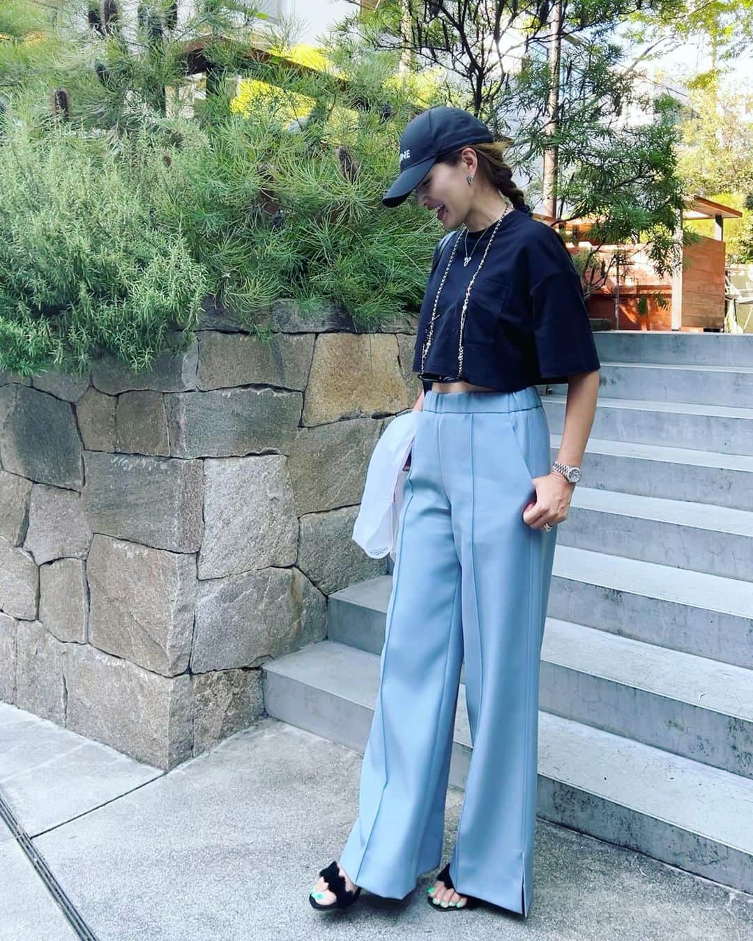 廣瀬規子のインスタグラム：「ちょっとくすんだブルー色のパンツがお気に入りです🩵  #ootd」