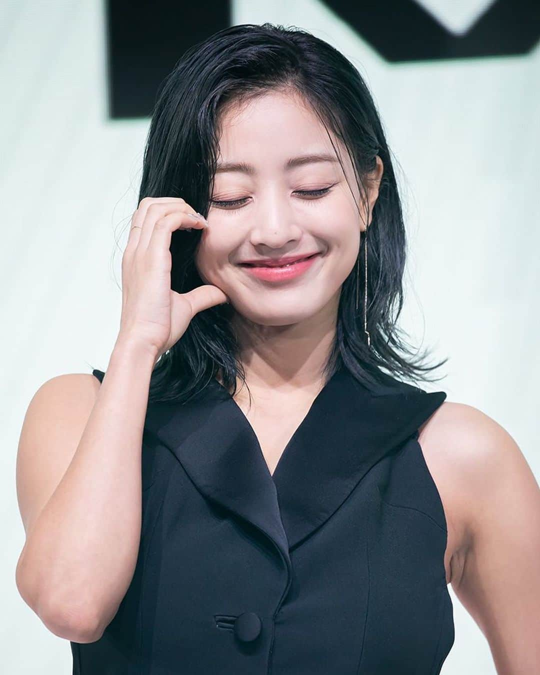 TWICEさんのインスタグラム写真 - (TWICEInstagram)「JIHYO from her 1st Mini Album “ ZONE ”Press Conference 🔫🔫  #KillinMeGood #JIHYO #ZONE #지효」8月18日 11時44分 - twicenews