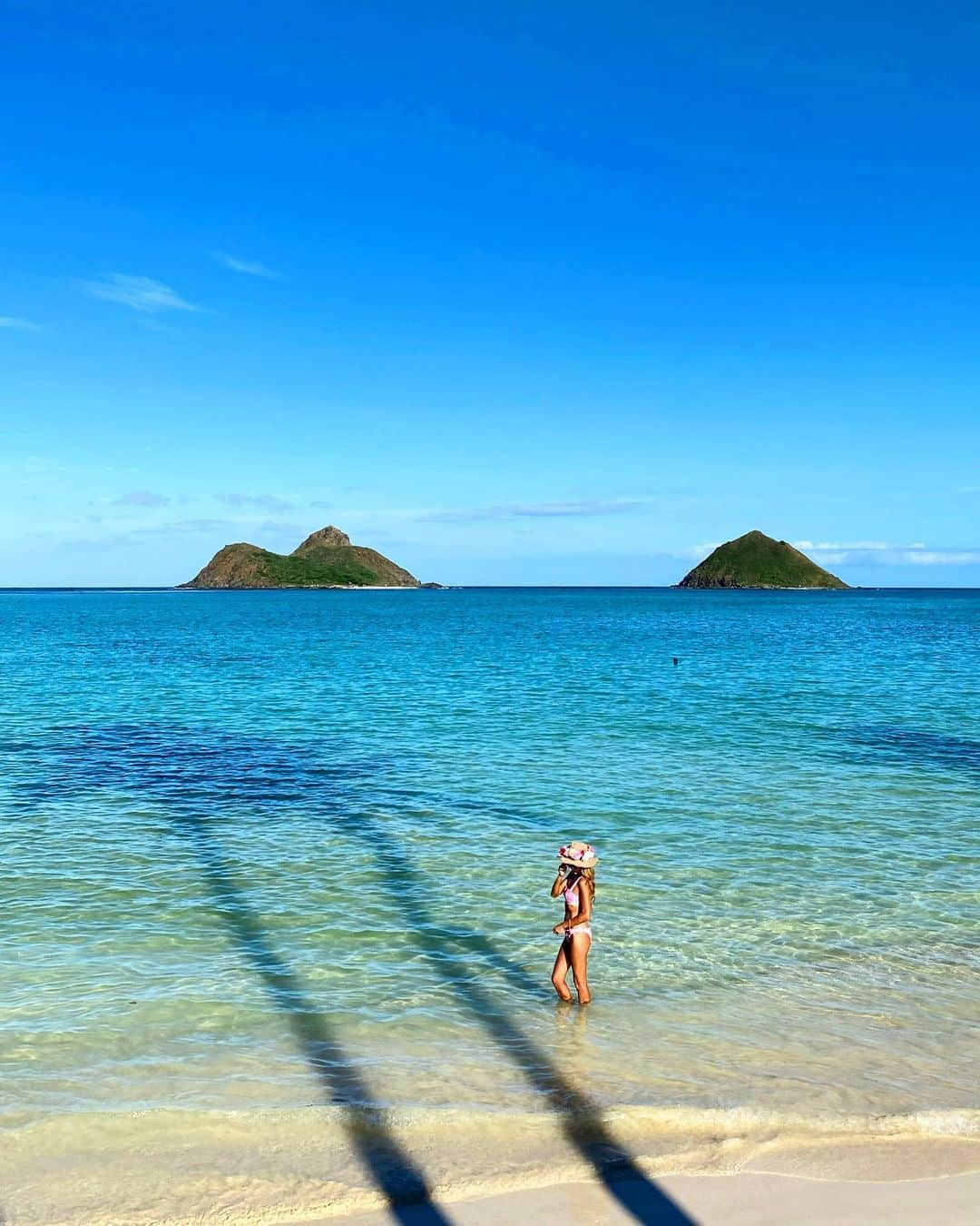 shihoのインスタグラム：「💙🩵🌴💙🩵 ・ 📍Lanikai Beach ・ #hawaii#islandofoahu#oahu#ハワイ#trip #オアフ島#travel#loco_hawaii#travel_jp #funtorip#タビジョ#旅MUSE#genic_travel #genic_mag#たびねす#旅行#genic_hawaii #lanikaibeach#カイルア#ラニカイ#lanikai #kailua#kailuabeach#ocean#oahuhawaii #tabijyomap_hawaii#lealeahawaii#2023」