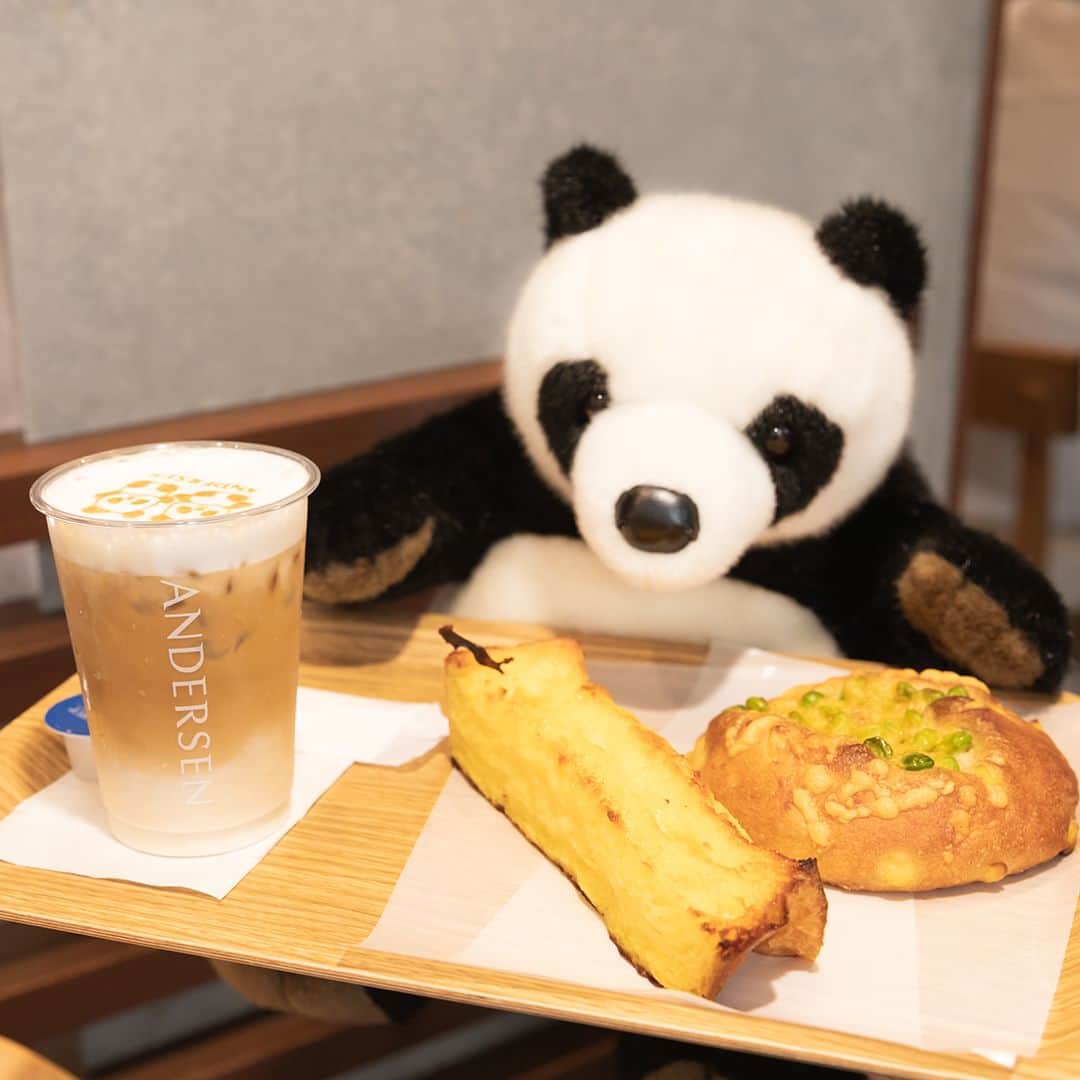 アトレ上野（atre ueno）さんのインスタグラム写真 - (アトレ上野（atre ueno）Instagram)「"#アトパンのアトレ上野巡り 今日はアンデルセンにきたよ🍞🐾   アンデルセンはパンのお持ち帰りももちろんできるけど、  パンを選んで店舗内のカフェでイートインを楽しむこともできるんだ🥐☕️✨  ぼくもパンを選んでアイスカフェラテと一緒に、カフェの中で食べたよ〜🐼🌟  ちょっと小腹が空いた時とかに手軽に利用できるから、 みんなもぜひ来てみてね〜♫  アンデルセン (WEST1F 7:30〜22:00)"  "We came to ANDERSEN today 🍞🐾.  Of course you can take home bread from Andersen but you can also have bread at the cafe inside the store 🥐☕️✨  We picked out some bread and had it in the cafe with an iced cafe latte 🐼🌟  It's a great place to go when you're feeling a little hungry, We're sure you'll love it too ♫  ANDERSEN (WEST1F 7:30-22:00)"  今天來到ANDERSEN啦🍞🐾 ANDERSEN除了可以外帶麵包之外，  也可以在店內的咖啡廳享用🥐☕️✨  我也選了麵包搭配冰拿鐵在咖啡廳裡享用了〜🐼🌟  這裡非常適合有點餓想要墊墊胃的時候來  推薦大家來這看看〜♫  ANDERSEN (WEST1F 7:30〜22:00)"   #上野 #アトレ上野 #アトレ #atre #atreueno #パンダ #上野パンダ #上野散策 #熊猫 #東京観光 #PANDA #🐼 #ueno #tokyotour #ぬい撮り#アンデルセン#andersen#上野カフェ#上野ランチ#パン屋巡り#パン好き#東京パン屋#上野パン屋#ぬい旅#上野テイクアウト#上野公園#uenolunch#uneocafe#tokyobread」8月18日 12時00分 - atre.ueno