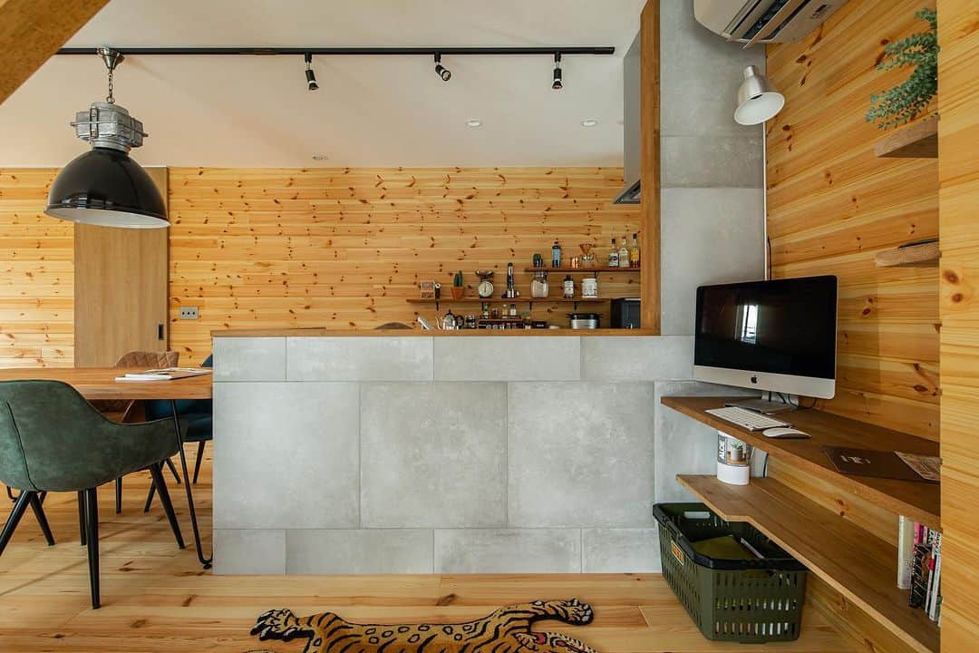 ルポハウス一級建築士事務所さんのインスタグラム写真 - (ルポハウス一級建築士事務所Instagram)「・ ・ ・ 《アウトドアを楽しむインダストリアルな木の家》  ●kitchen  タイルを使用したキッチン腰壁に、インダストリアルランプを合わせた、カフェのようなダイニングキッチン。 ・ 奥にはパントリー、サイドにはPCカウンターを設け、機能面とライフスタイルを程よくミックス。 ・ ・ ・ 𓐌𓐌𓐌𓐌𓐌𓐌𓐌𓐌𓐌𓐌𓐌𓐌𓐌𓐌𓐌𓐌𓐌𓐌  ルポハウスの施工事例はこちらまで☞ @reposhouse 𓐌𓐌𓐌𓐌𓐌𓐌𓐌𓐌𓐌𓐌𓐌𓐌𓐌𓐌𓐌𓐌𓐌𓐌 #ルポハウス は#ちょっとかっこいい家 を"友人のために" という思いでつくっています。 一生に一度の#マイホーム。 「あなたにしかできない」×「ルポハウスだからできる」で、 私たちだけの#家づくり を思いっきり楽しんでみませんか？！ ・ ・ ・ #住宅 #注文住宅 #新築一戸建て #デザイナーズ住宅 #一級建築士事務所 #設計事務所 #滋賀県の設計事務所 #myhome #instahouse #design #instahome #myhouseidea #キッチンインテリア #無垢床 #ボルドーパイン #腰壁タイル #キッチン腰壁 #造作カウンター #名古屋モザイクタイル #コットメント600角 #チャネルオリジナル #リクシルキッチン #造作飾り棚 #カップボード施主支給 #パントリー収納」8月18日 12時00分 - reposhouse