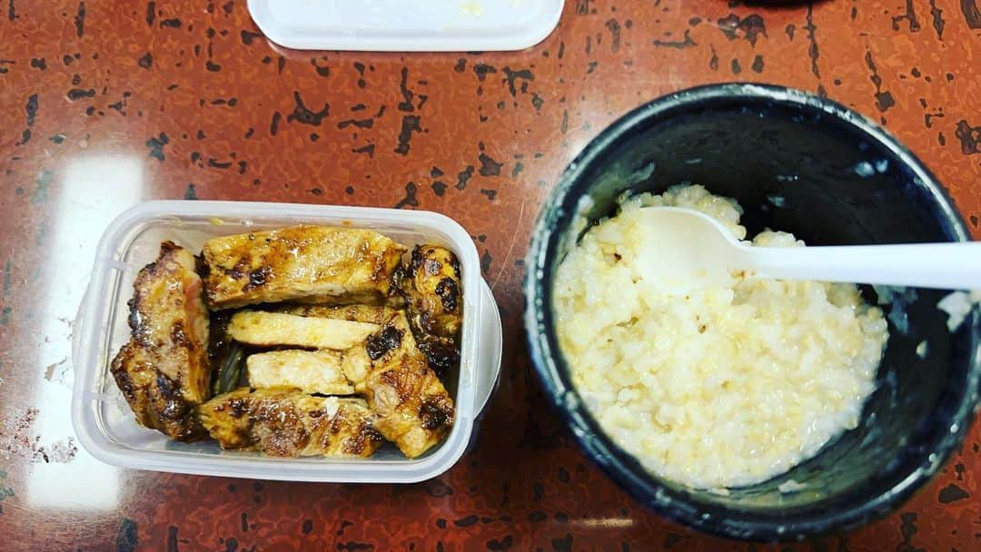 木村了さんのインスタグラム写真 - (木村了Instagram)「#本日のお昼ご飯 #お粥みたいになっちゃった  #玄米 #とんてき   #また新しい現場  玄米がお粥みたいになってもーた でも、美味しい」8月18日 11時52分 - r_k0923