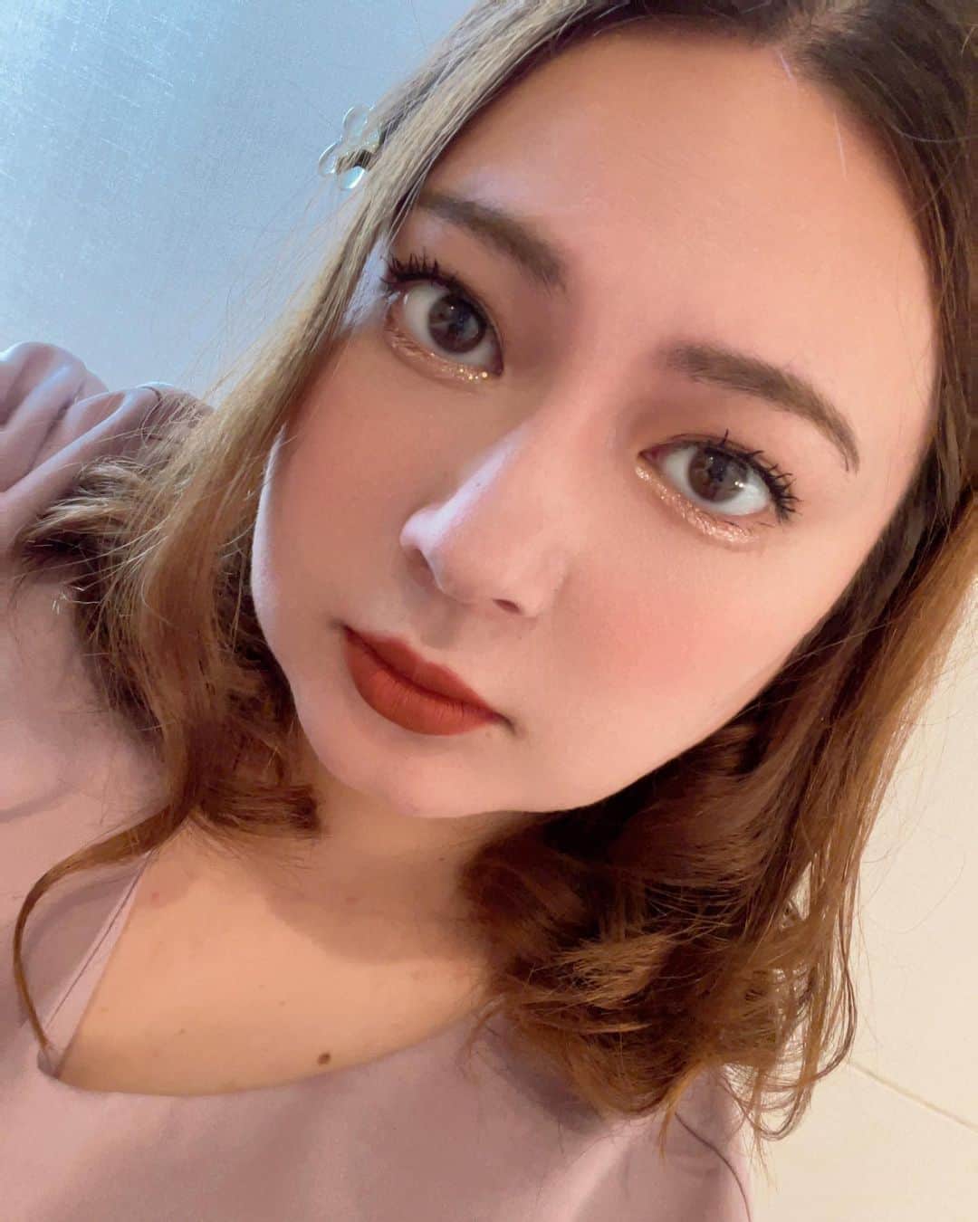 大橋ミチ子のインスタグラム：「1日24時間って本当に短い。  ここ最近、私は長時間ロケをしているのですが、 朝早く家出て、家帰ってくるのは夜になって お風呂とか入ったりしたら、寝るまでの時間なんて、3時間くらいしかないんです。  3時間。この時間って何するのか本当に大事な気がしてます。  自分のメンタルを考えて休むのもあり。  でも、この3時間を自分の成長のために何ができるんだろうって考えて、行動することができたら  この先の自分の未来も変わってくるのであろう。  私は自分にすごく甘いんです。  甘いから太ってるしね😂笑  でも、そんな自分に甘いところを理解して 理解しつつも自分のペースで 今できることを精一杯やる。  これが私が今大事にしていること。  みなさんは、3時間、自由な時間があったら何しますか？  今日も自分の未来のために頑張りましょう！！」