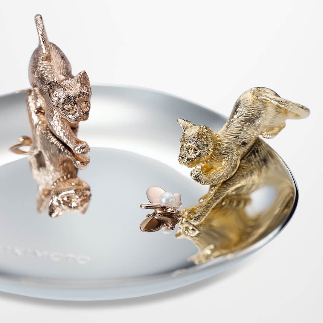 Mikimotoのインスタグラム：「Introducing, our latest online limited jewellery tray depicting two lively cats playing with a butterfly.   蝶と遊ぶ2匹の猫をいきいきと表現した、オンライン限定の新作トレイ。  Coming Soon *Available in Japan only  #MIKIMOTO #ミキモト #MikimotoLuxuryGiftCollection」