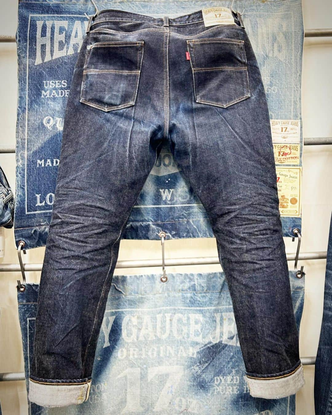 BIG JOHNさんのインスタグラム写真 - (BIG JOHNInstagram)「17oz HEAVY GAUGE SLIM JEANS 【M1801】- 001 1st wash 89日 2nd wash 92日 3rd wash 18日 計199日着用  17oz HEAVY GAUGE JACKET 【M6803】- 001 1st wash 65日 2nd wash 10日 計75日着用  原綿に100%米綿を使用した無骨な5番の糸【U.S.COTTON】をピュアインディゴ染料で特濃色に染めたビッグジョンオリジナルのセルヴィッチジーンズです ジーンズが生まれたアメリカの大地の香りが漂うそんな男臭いアイテムです  スタッフ onishi  ビッグジョン児島本店 ビッグジョン東京店 ビッグジョン大阪店 BIGJOHN ONLINE SHOP   @bigjohnjeans @bigjohnshop @bigjohntokyo @bigjohnosaka  #bigjohn #bigjohnjeans #jeans #denim #23oz #japan #okayama #kurashiki #kojima #kojima-jeans-street #jeans-street #denimcode #toughjeans #tough #selvedgejeans #selvedge #cotton #extra #organic #organic cotton #xxxx #18.5oz #rawdenim #drydenim #13oz  #gunjyo #m1 #fashion #ootd #made in japan #love #indigoinvitational #rawdenim #drydenim #17oz」8月18日 11時55分 - bigjohnjeans