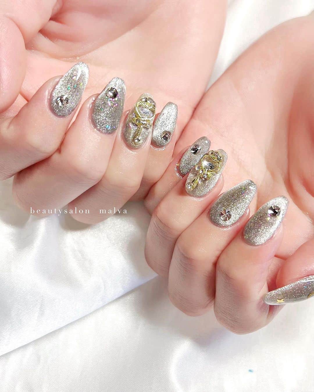 nailsalon malva（ネイルサロンマルヴァ）のインスタグラム：「【ムーンスタイル 〜選べる推しカラーカラーネイル〜】でご予約可能🌙 ⁡ malvaで定番のデザインになりつつある人気ネイル✨ こちらはシルバーのマグネットカラーで ちょっぴりオーロラのホログラムも入っててかわいいですよ♡ ⁡ ↪︎ ネイルのケアと保証期間 ⁡ malvaのネイルはドライケア、カットスタイルも込みです。 保証期間は約4週間となります（※ご新規様は3週間となります）。 ⁡ ＿＿＿＿＿＿＿＿＿＿＿＿＿ ⁡ ⁡ 𝐛𝐞𝐚𝐮𝐭𝐲𝐬𝐚𝐥𝐨𝐧 𝐦𝐚𝐥𝐯𝐚⠀ 📍明治神宮前駅｜原宿駅　徒歩𝟑分 ⠀ 💬ご予約やお問い合わせ 𝐋𝐈𝐍𝐄から承っております @ 𝐦𝐚𝐥𝐯𝐚 ⁡ お気軽にご連絡ください♡ ⁡ ⁡ ＿＿＿＿＿＿＿＿＿＿＿＿＿＿ ⁡ ▸ジェルネイル｜スカルプ｜ネイルケア ▸まつげカール｜まつげエクステ｜ワンホンエクステ ▸ハーブよもぎ蒸し ▸ワックス脱毛 ⁡ \ アシスタント募集中💁‍♀️ / ⁡ ▸リモート可オンラインの画像動画制作アシスタント ▸サロンワーク全般アシスタント ⁡ ⁡ #マグネットネイル #シルバーネイル #パーツネイル  #ガーリーネイル #malva #malvaネイル  #マグネットネイルデザイン #大人可愛いネイル  #ネイル #原宿ネイル #シルバーマグネットネイル  #表参道ネイル #東京ネイルサロン　#明治神宮前ネイル #新宿ネイル #千駄ヶ谷ネイル  #harajukunails #tokyonails #tokyonailsalon ⁡」