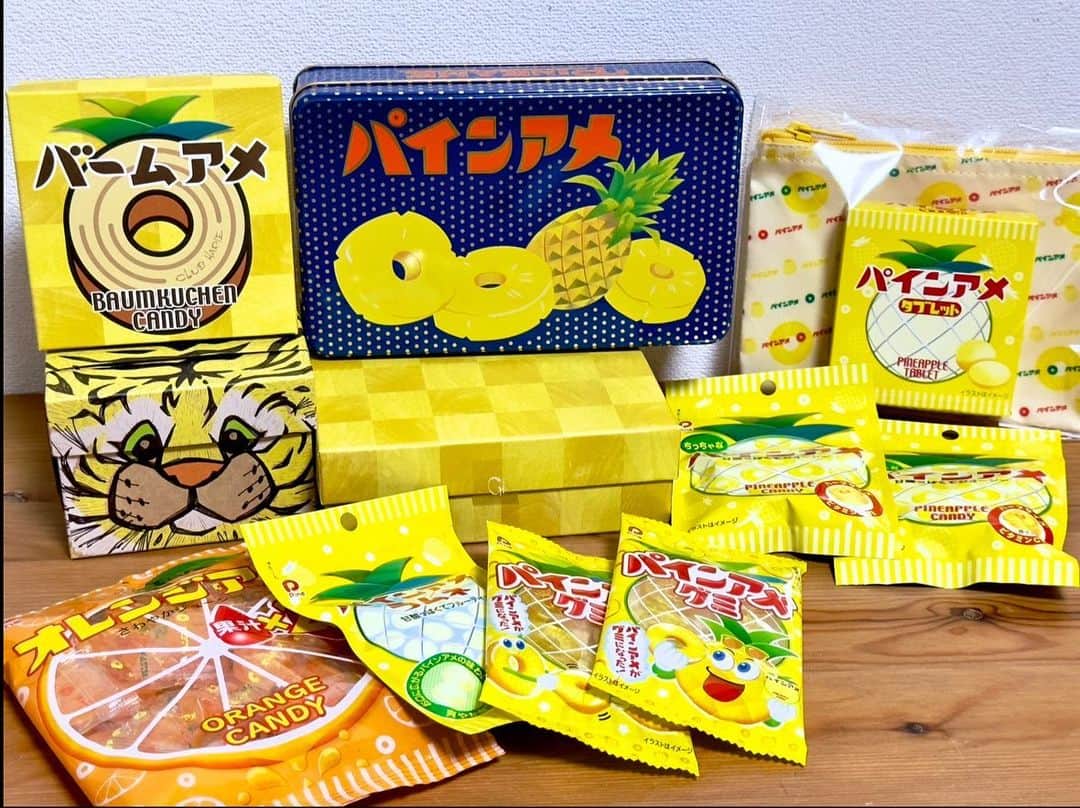 おもちゃんねるんのインスタグラム：「阪神百貨店で復刻パインアメ缶５時間並んでゲット😎ついでに他の物も大人買い笑 岡田監督も大好きなパインアメ食べて今年の阪神優勝祈願します👍」