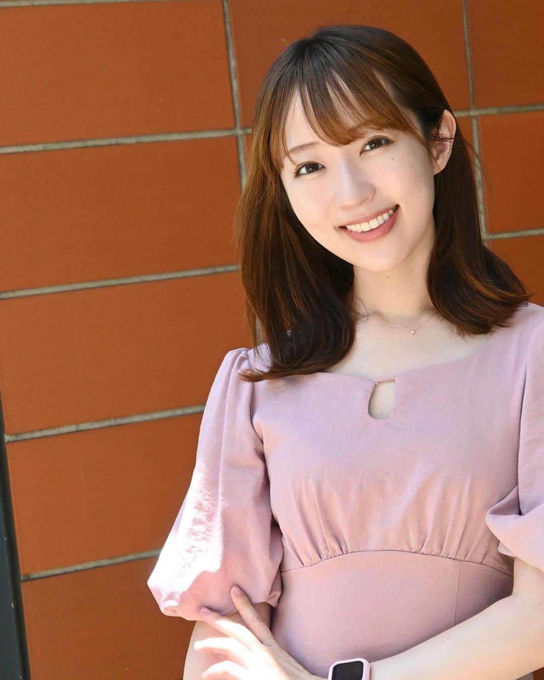 小島まゆみのインスタグラム：「. . 今日も暑い、、、 午後も頑張りましょ🥺🤝🏻✨  今朝ね、怪力な夢見たんです☝️  夢の中で、お婆ちゃんのお墓の敷地内に見知らぬバイクが乗り捨ててあって  怒り狂った私はそのバイクを崖の下まで放り投げて  上からひたすら土をかけてました🤣🤣🤣  バイクぶん投げるとか初体験🏍笑  まったくもう、、お墓の敷地内に乗り捨てるなんてありえないですよね😤😤(夢の中の話でした笑)」