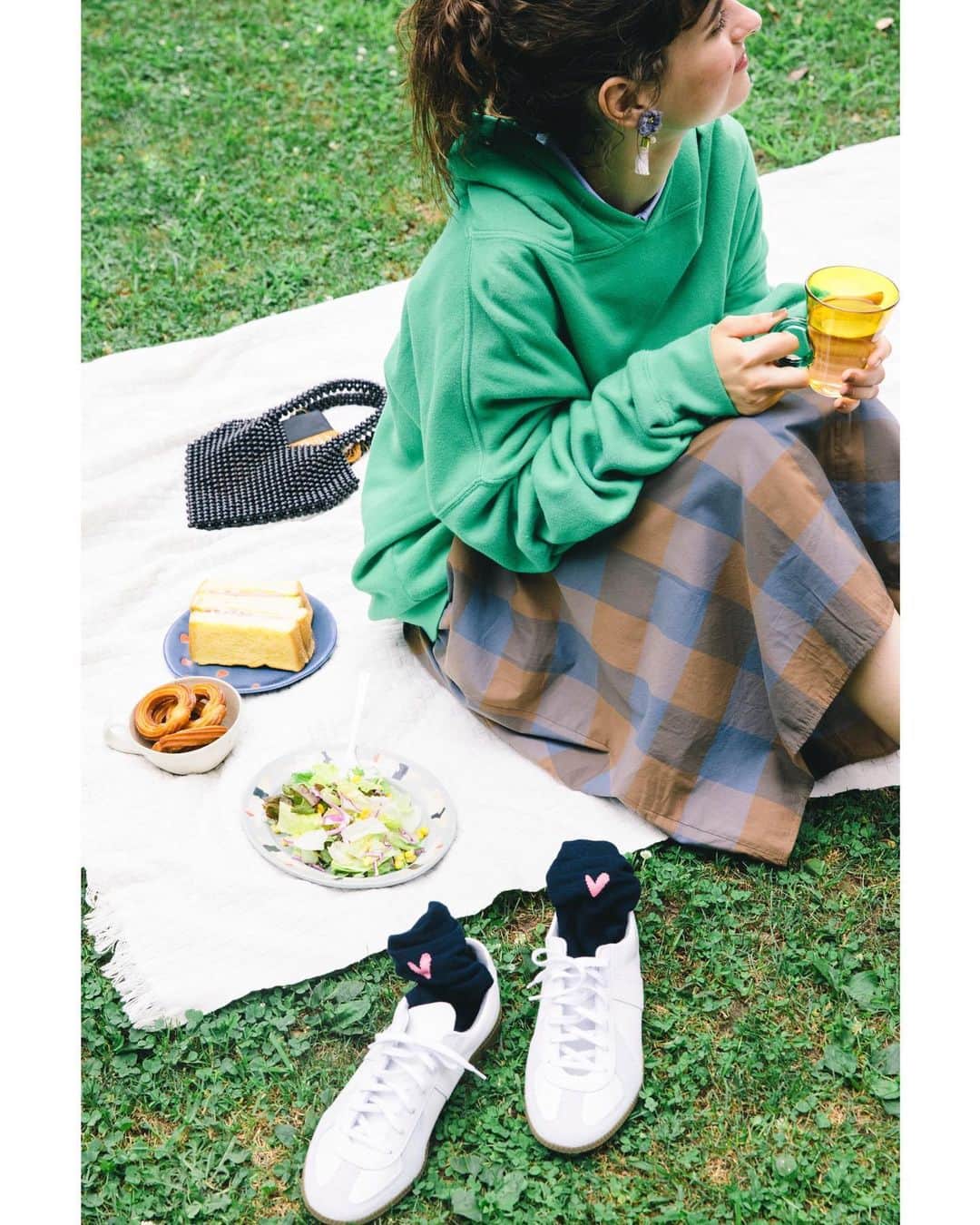 FUDGEのインスタグラム：「お気に入りのポタリーを携えて公園へピクニックに行こう  心地よい風が吹き、外で過ごしたくなる季節。眺めるだけで気分が高ま る食器と雑貨を連れて、公園でピクニックはいかが? 暮らしを彩るアイ テムも充実した「ファッジオンライン」なら、お気に入りが見つかるはず。  Photo01~03 マグカップ￥5500／長町三夏子 平皿￥3960／YU＊ZU＊KI kakera スープカップ￥2910／rutawa.rawajifu オーバル皿￥5830／綿貫 彩　 スカート￥8250／POU DOU DOU ［ピアス／イヤリング］￥4620／toromeco バッグ￥9790／styiro スニーカー￥22000／GERMAN TRAINER ソックス3足セット￥2200／caroline gardner  （以上すべてファッジオンライン） フーディ￥10450／DISCUS Athletic  Photo04,05 小物入れ￥7260,ケーキ皿￥4950／ともにacne pottery studio うさぎキャンドル￥4400,キャンドル￥6050／ともにBlue Candle　 マグカップ￥3850／梶田慶 [ピアス／イヤリング］￥3960／地下3階 （以上すべてファッジオンライン） カーディガン￥19800／SPORTCLAD パンツ¥14300/Lee  @minakonagamachi @yuzukikakera @rutawarawajifu @aya.watanuki @acne.pottery.studio @bluecandle1034 @keipyon_dct @chica3f @pdd1982pdd @toromeco @histoire_jp @carolinegardner_jp」