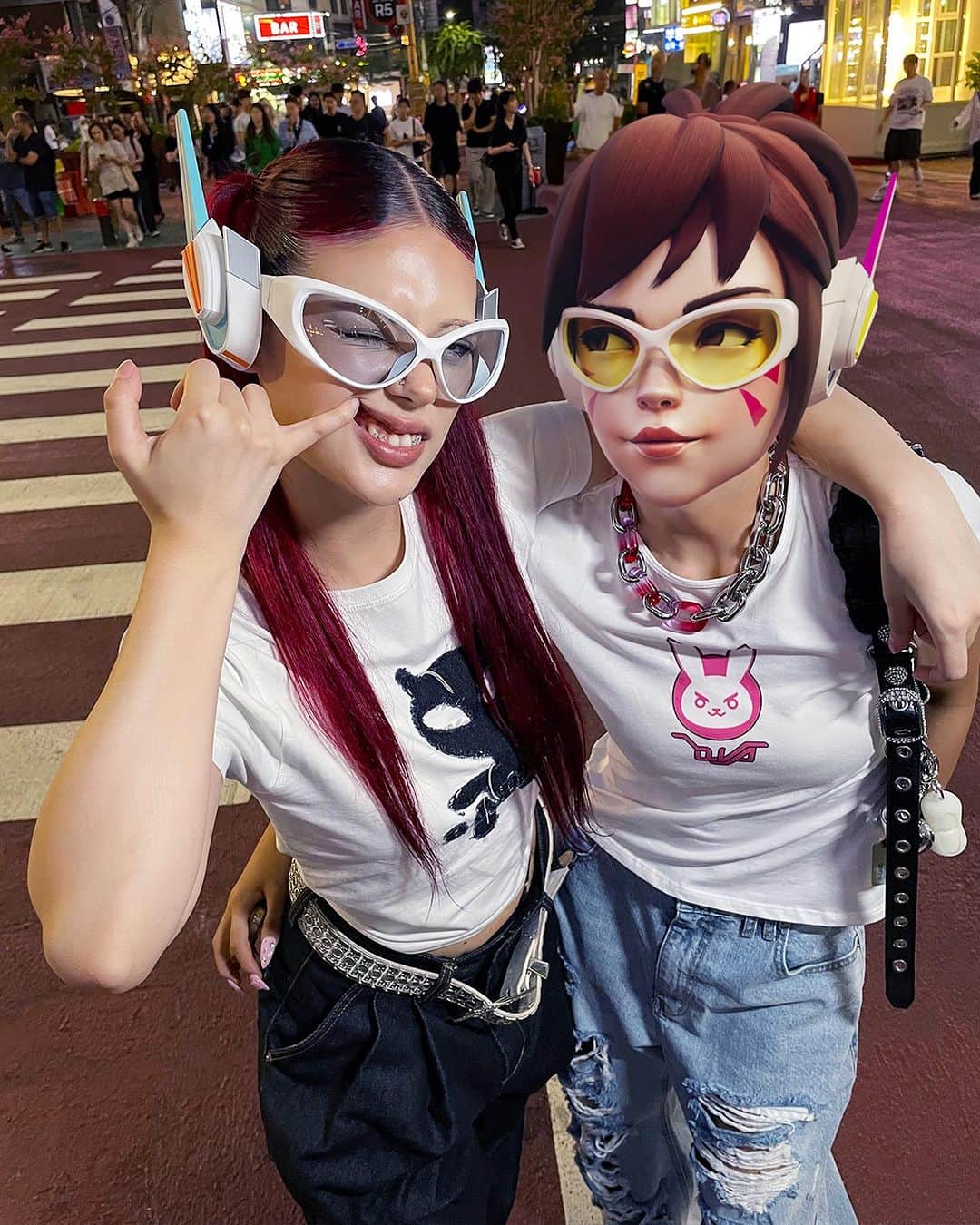 GENTLE MONSTERさんのインスタグラム写真 - (GENTLE MONSTERInstagram)「× Overwatch 2 filter challenge🕹 ⠀ Starting 🐰tour in Seoul🇰🇷🏃🏻‍♀️ Karaoke night with a good friend🎤 Vote now in story👆🏻 Only D-1️⃣3️⃣ left to participate in the filter challenge event🕶 ⠀ Take part now for the only chance to win the special edition package which includes exclusive eyewear inspired by D.Va and limited collaboration game skin. ⠀ 서울에서 🐰투어 시작🇰🇷🏃🏻‍♀️ 친구랑 노래방에 왔어🎤 지금 스토리에서 투표 중👆🏻 필터 챌린지 완료까지 D-1️⃣3️⃣밖에 안 남았어🕶 ⠀ 필터 챌린지 이벤트에 참여하여 디바에서 영감받은 협업 아이웨어와 리미티드 게임 스킨을 받을 수 있는 코드가 포함된 스페셜 에디션 패키지를 상품으로 받아보세요. ⠀ ⠀ #GENTLEMONSTERXOVERWATCH2 #GENTLEMONSTER #OVERWATCH2」8月18日 12時06分 - gentlemonster
