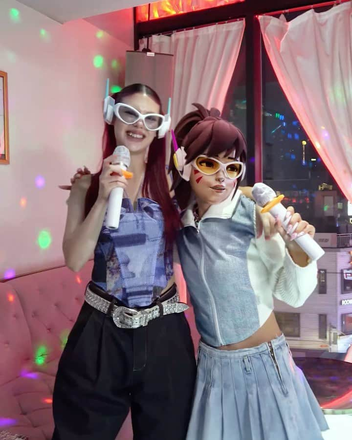 GENTLE MONSTERのインスタグラム：「× Overwatch 2 filter challenge🕹 ⠀ Starting 🐰tour in Seoul🇰🇷🏃🏻‍♀️ Karaoke night with a good friend🎤 Vote now in story👆🏻 Only D-1️⃣3️⃣ left to participate in the filter challenge event🕶 ⠀ Take part now for the only chance to win the special edition package which includes exclusive eyewear inspired by D.Va and limited collaboration game skin. ⠀ 서울에서 🐰투어 시작🇰🇷🏃🏻‍♀️ 친구랑 노래방에 왔어🎤 지금 스토리에서 투표 중👆🏻 필터 챌린지 완료까지 D-1️⃣3️⃣밖에 안 남았어🕶 ⠀ 필터 챌린지 이벤트에 참여하여 디바에서 영감받은 협업 아이웨어와 리미티드 게임 스킨을 받을 수 있는 코드가 포함된 스페셜 에디션 패키지를 상품으로 받아보세요. ⠀ ⠀ #GENTLEMONSTERXOVERWATCH2 #GENTLEMONSTER #OVERWATCH2」