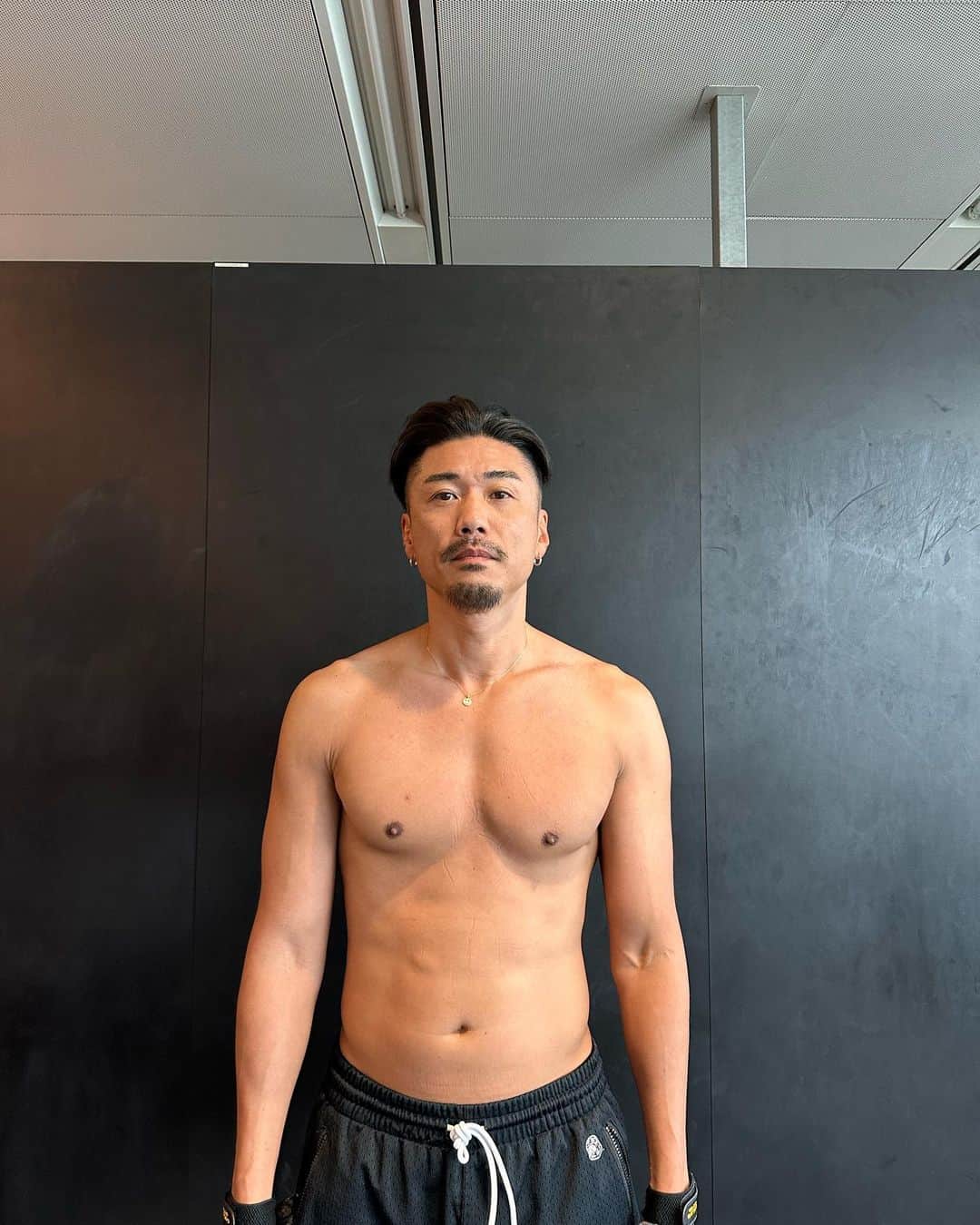 金子賢のインスタグラム：「腱板断裂から3ヶ月半毎日のリハビリのお陰で私生活が出来るようになり、軽いトレーニングも再開出来るので記録用に載せておこう🤖 やはり怪我した右肩が小さくなり萎縮して脇がくっ付いてる状態に 1番分かりやすいのは背中の写真で 肩の筋肉が使えず凹んでしまうくらい衰えてる🙀 まだまだリハビリトレーニングだろうけど今日から来年までに復活の為に更なる努力でやっていくしかないね😈　 絶対復活する🔥  #summerstyleaward #ssa #fitness  #workout #training #bodymake  #サマースタイルアワード #サマスタ #フィットネス #ワークアウト #トレーニング #ボディメイク #fitness #腹筋 #workout」