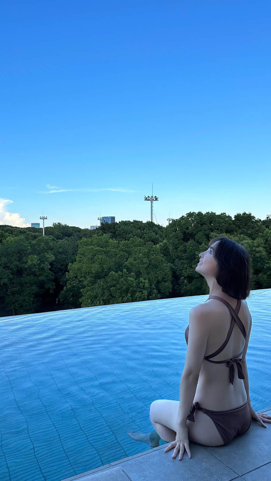 篠田麻里子のインスタグラム：「@trunkhotel_yoyogipark  「Urban Re charge」 都会のくつろぎと刺激を同時に楽しみ、明日への活力（エネルギー）に繋いでもらいたい、と言う願いが込められています。  とにかく最高過ぎました🫶  一階のイタリアンは宿泊者以外でも入れて、テラスは🐶OKピザ窯をイタリアから持って来た本格的イタリアン😆 そして絶品😭💕  9月1日Open✨  @naminono0625  @yuko33nogami  @keika_ogawa   #マリ活 #trunkhotel」