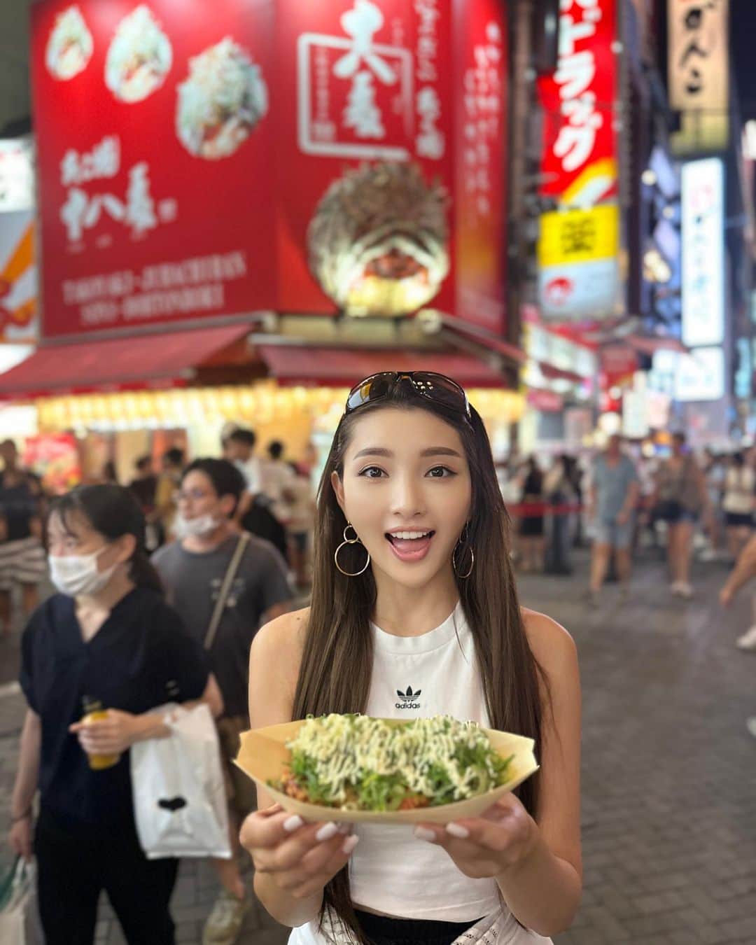 マキろんのインスタグラム：「活気が戻ってる道頓堀‼️✨  たこ焼き好きには たまらない🤤  運気上昇した‼️✨  たこ焼き焼けてる動画みて‼️ 隣の会場の音楽がイイ感じ😂  #道頓堀　#道頓堀グルメ #たこ焼き　#たこ焼き十八番道頓堀店   @juhachiban_takoyaki   #山内智恵　#アラフィフライフ」
