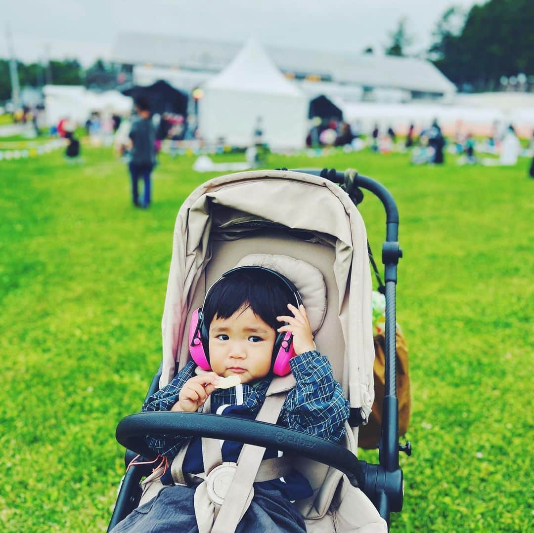 石野千尋さんのインスタグラム写真 - (石野千尋Instagram)「THE CAMP BOOK 🏕️ @thecampbookfes   娘が、大好きな @utaha.89 ちゃんのライブが見たい！会いたい！と言うことで6年ぶりに @thecampbookfes に大好きな夫婦と参戦してきました🏕️  カンパネラ友達の @mtd516 息子くんとも隣で一緒に歌って踊って楽しめて嬉しかったね！  ライブ後は雨の中長蛇の列に並び、お話ししてサインしてもらいました。 ”お洋服かわいいねって話したんだ！キラキラしてたよ。きょうは最高すぎて泣きそうだよ🥹”と、3歳の終わりにとても良い経験ができました♡  息子もカラダをゆらゆらしながら 山の中で大きな音を楽しんでいました♬  来年はキャンプしながら遊びに行きたいね🏕️  最後の写真のやまゆりは、おうどんもパンも優しくておいしかった！また行きたいお店のひとつ🍞  @namura_namura さんどうもありがとう🥰  #camping #camp #festival #musicfestival #music #wednesdaycampanella #thecampbook #rakutenstay #キャンプブック #水曜日のカンパネラ #フェスコーデ #キャンプフェス #3歳 #1歳 #子連れフェス #八ヶ岳 #子連れ旅」8月18日 12時14分 - chihiroishino