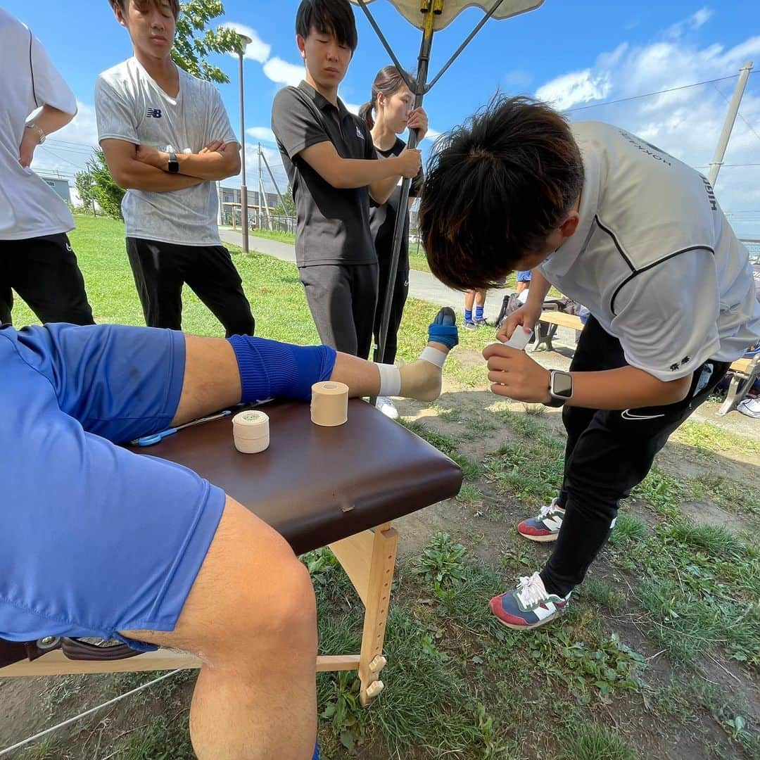 北海道メディカル・スポーツ専門学校さんのインスタグラム写真 - (北海道メディカル・スポーツ専門学校Instagram)「サッカー試合サポート⚽️  #ニューバランスカップ にて救護、ストレッチ、テーピングなどサポートをしてきました！ やっぱりみんなスポーツが大好きで、スポーツをする人を応援したい気持ちが沢山！✨  みんなの素敵な姿たくさん見れました！  #サッカー #サッカー部 #部活 #スポーツ #アスレティックトレーナー #スポーツトレーナー #ニューバランス  #北海道ハイテク」8月18日 12時16分 - hht_sports