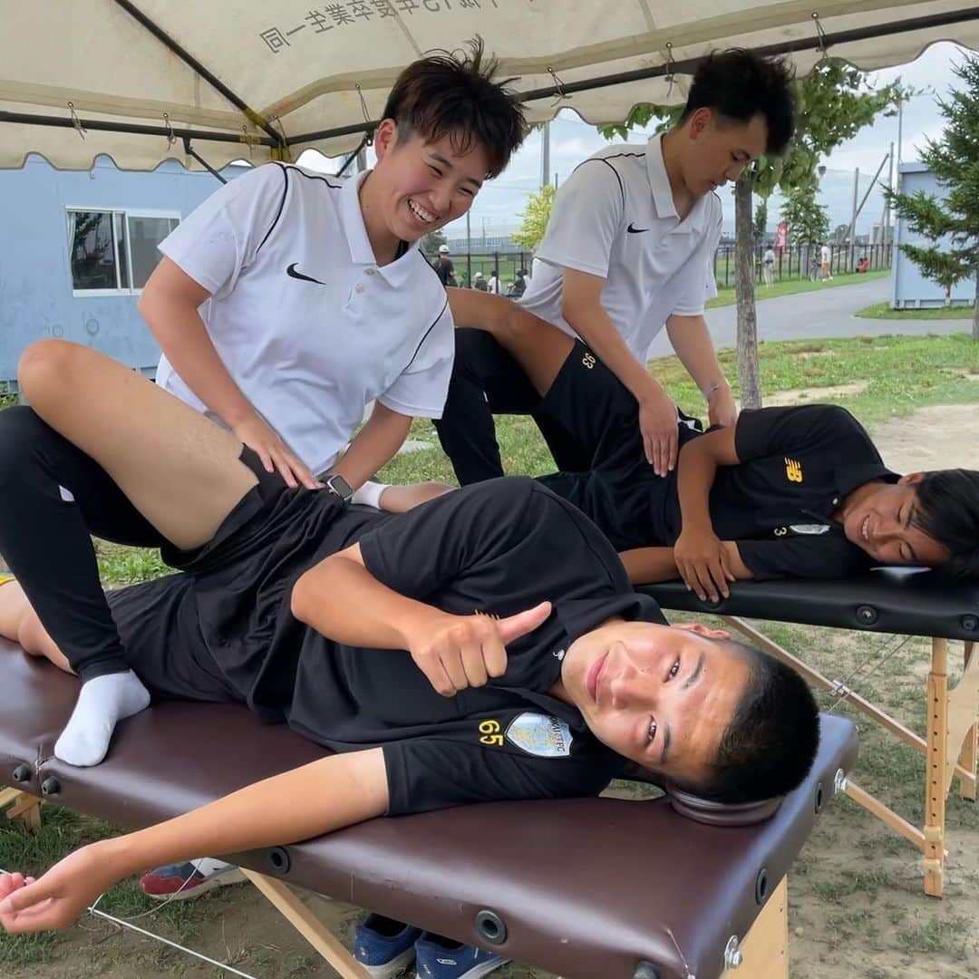 北海道メディカル・スポーツ専門学校のインスタグラム：「サッカー試合サポート⚽️  #ニューバランスカップ にて救護、ストレッチ、テーピングなどサポートをしてきました！ やっぱりみんなスポーツが大好きで、スポーツをする人を応援したい気持ちが沢山！✨  みんなの素敵な姿たくさん見れました！  #サッカー #サッカー部 #部活 #スポーツ #アスレティックトレーナー #スポーツトレーナー #ニューバランス  #北海道ハイテク」